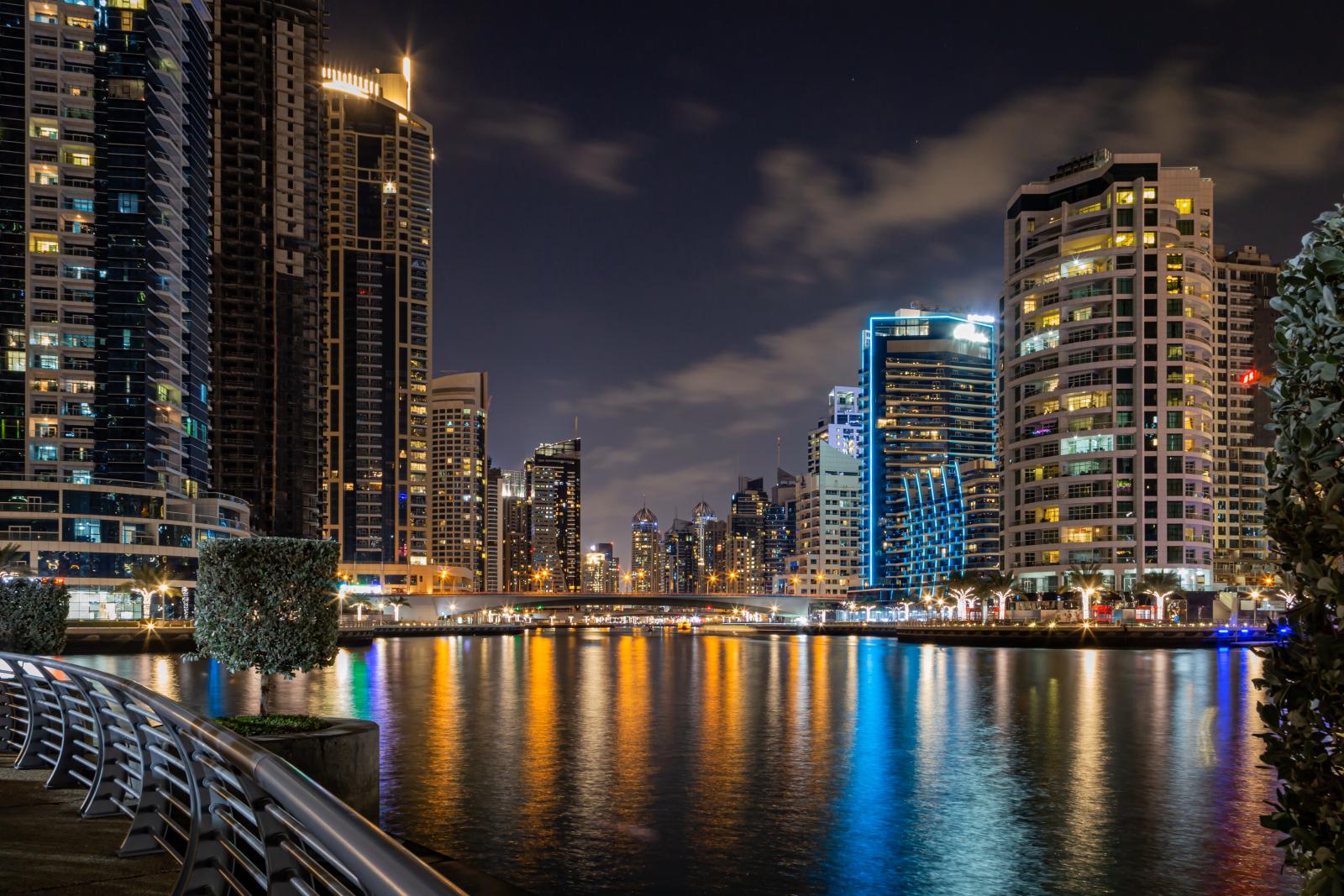 Dubai Marina mit Hotels und beleuchteter Skyline