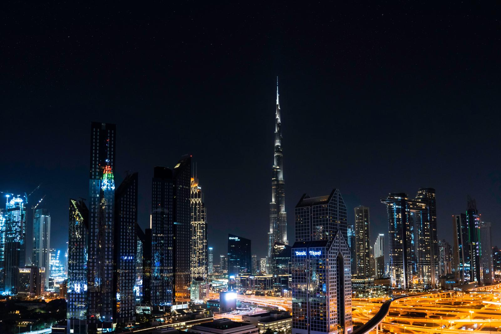 Burj Khalifa und Downtown Dubai bei Abendbeleuchtung