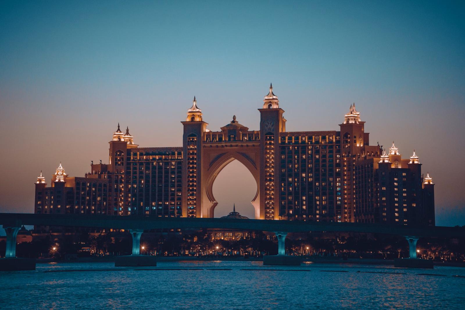 Hochwertiges Dubai Hotel bei Nacht mit beleuchteter Skyline