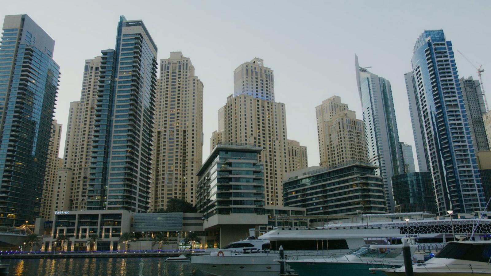 Hotelhochhäuser und Yachthafen in Dubai Marina