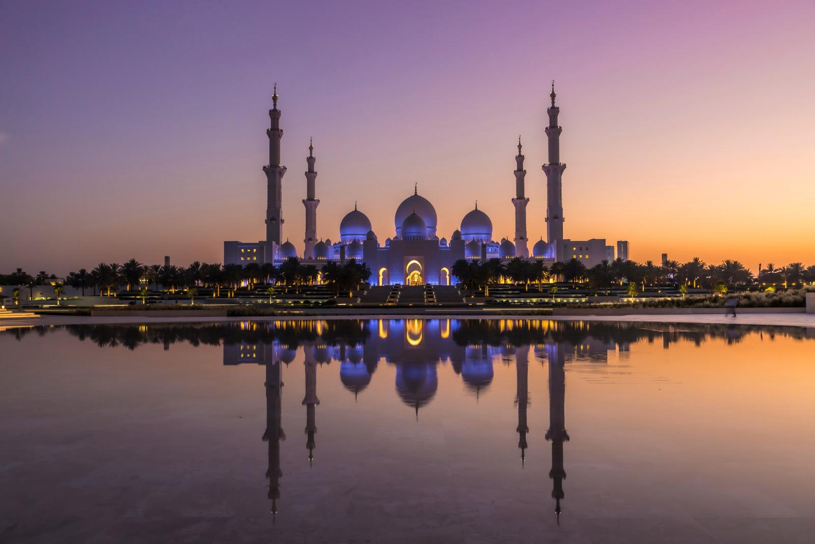 Beeindruckende Moschee und arabische Architektur in Abu Dhabi