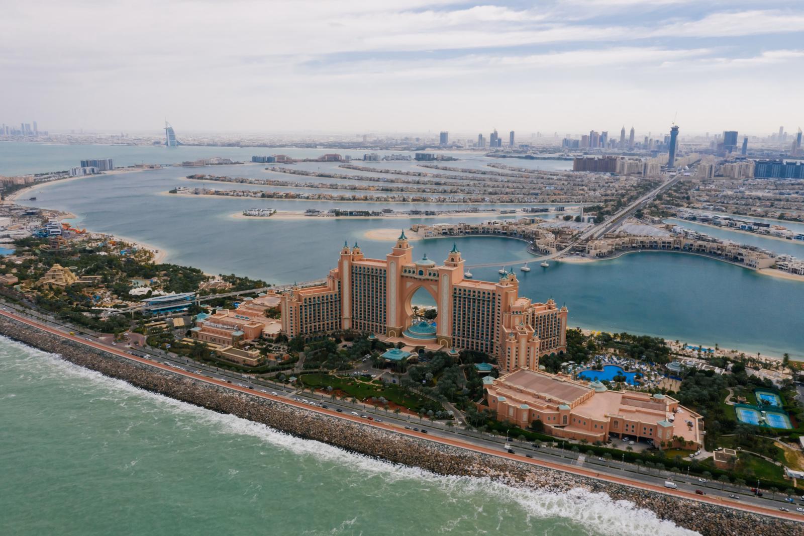 Luftaufnahme der Palm Jumeirah mit Palmenform und Dubai Skyline