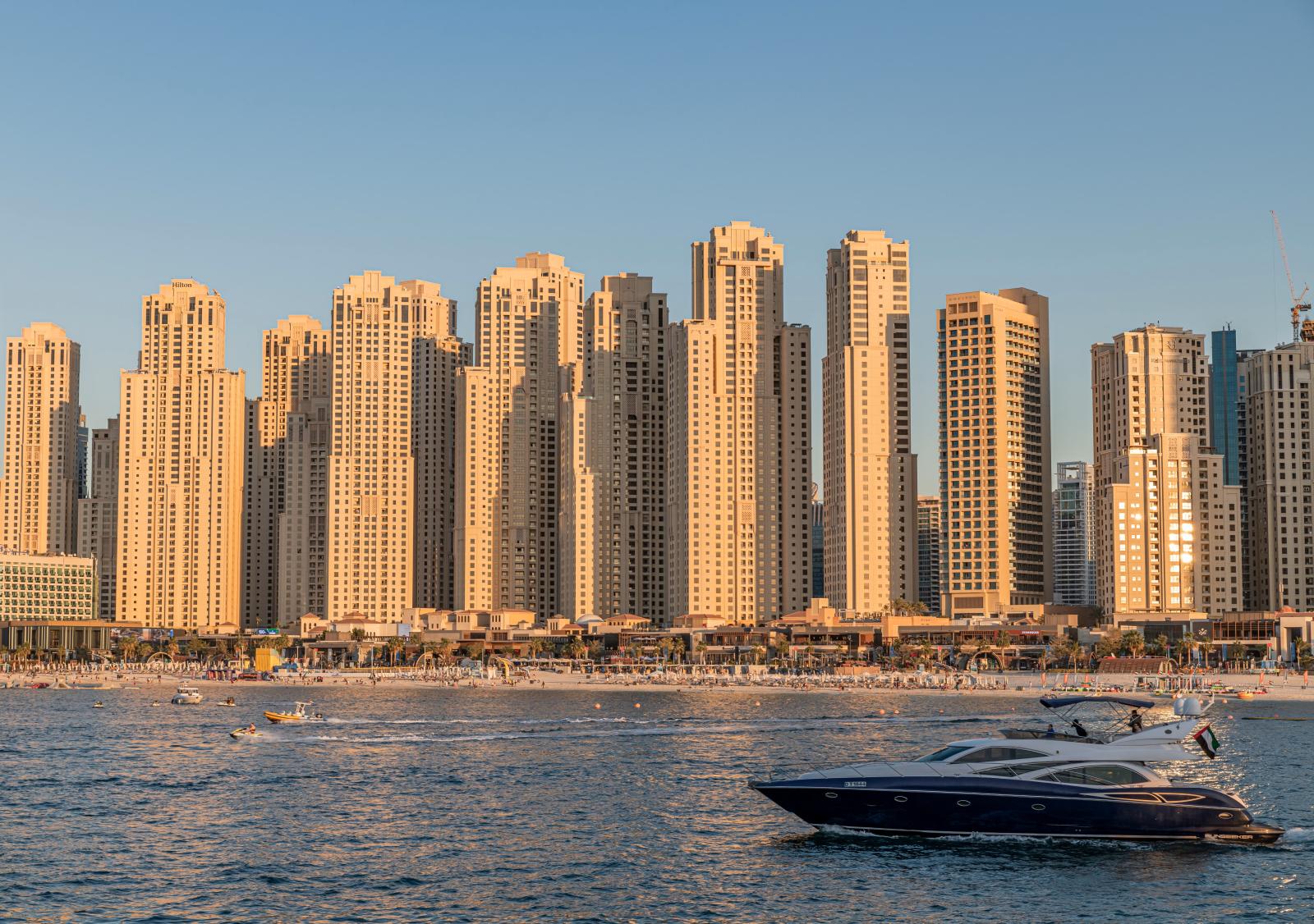 Yacht vor der Skyline von Dubai