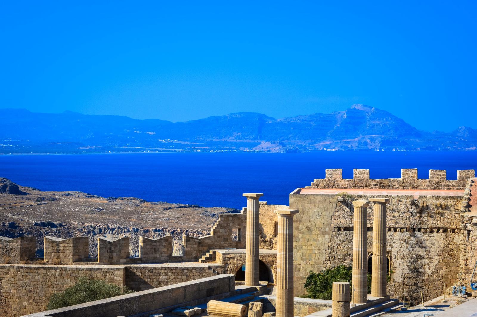 Lindos auf Rhodos mit Akropolis und Meer