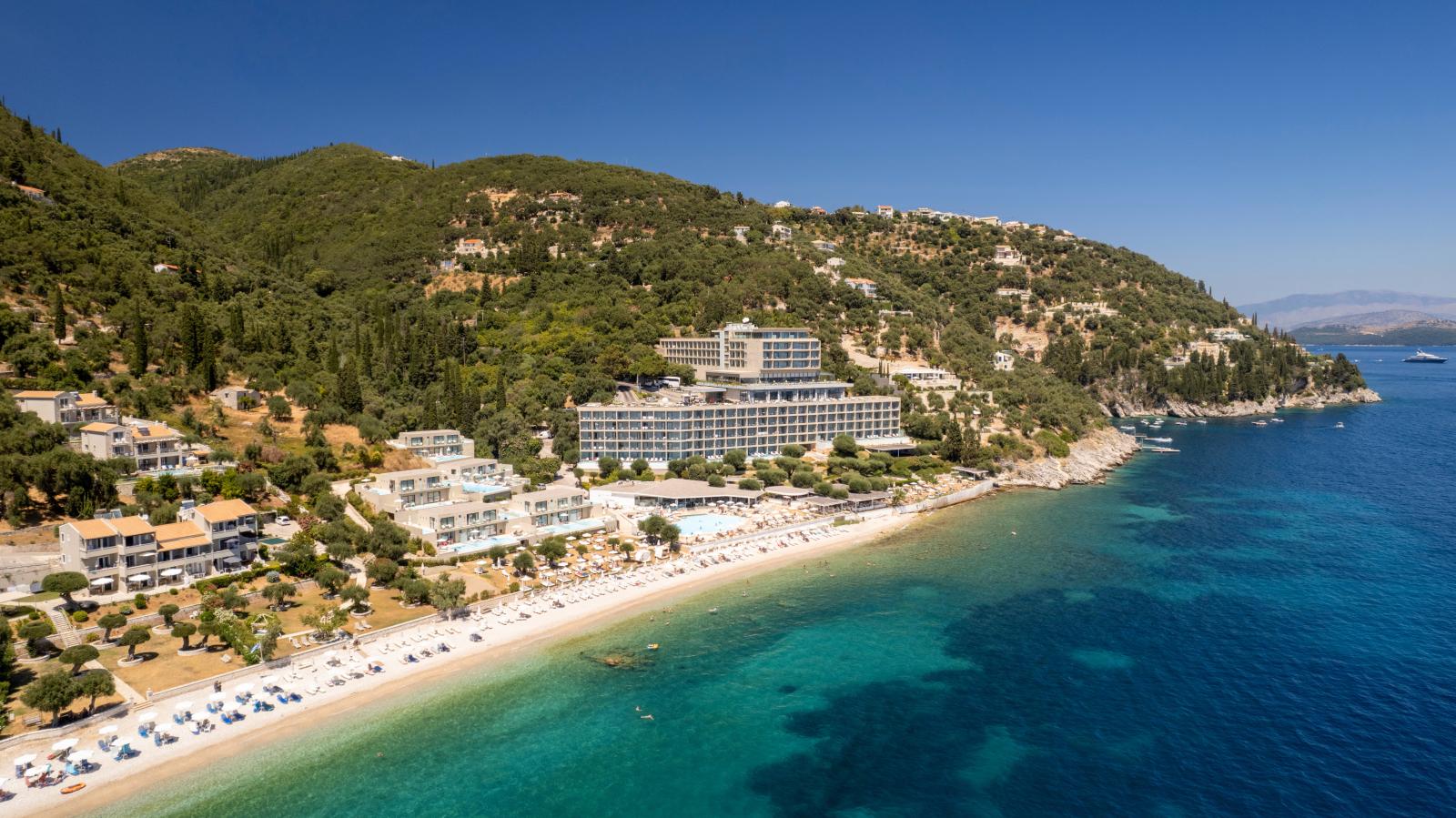 GRIECHISCHE KÜSTE MIT HOTELANLAGE UND STRAND