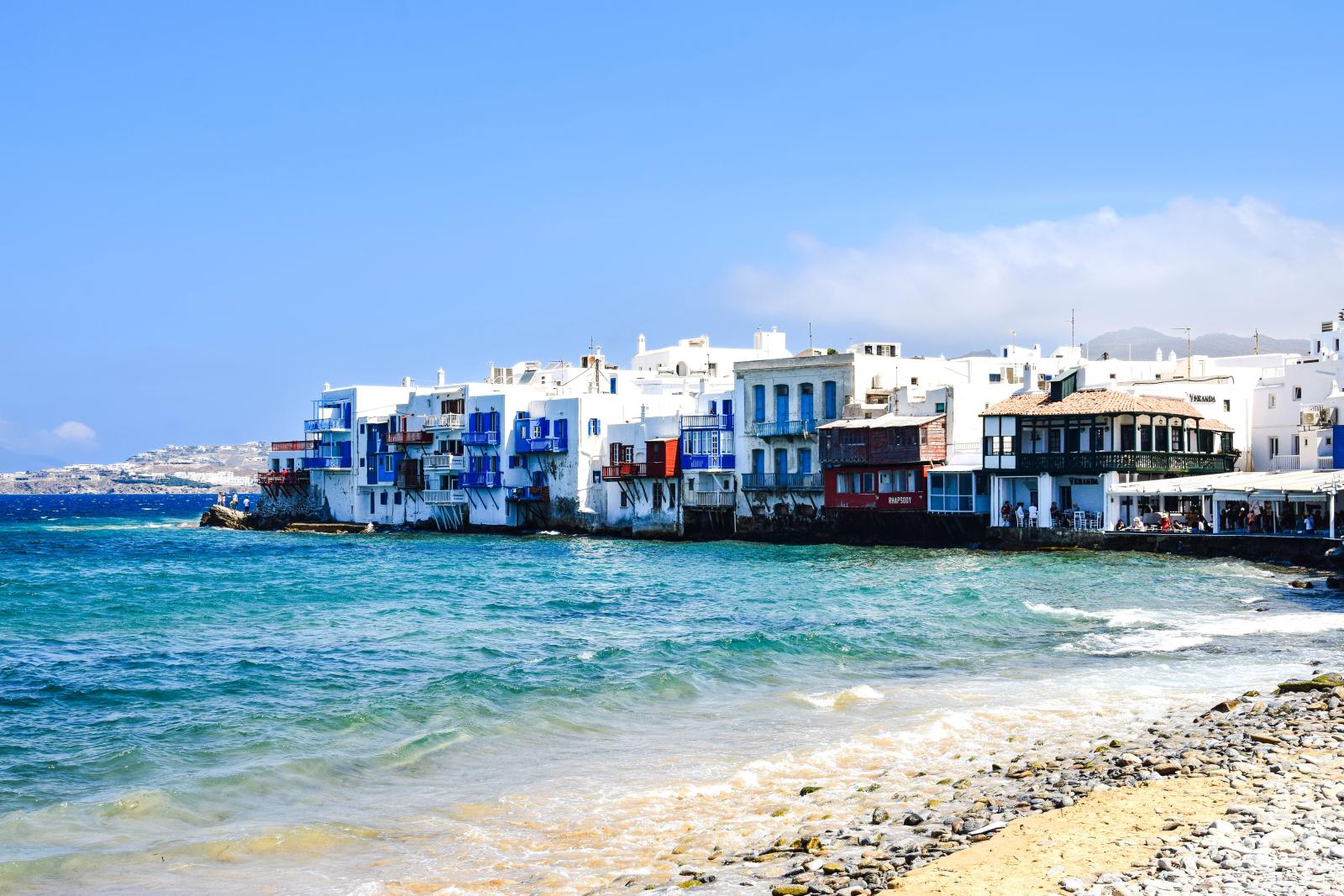  STRAND AUF MYKONOS MIT TÜRKISBLAUEM WASSER