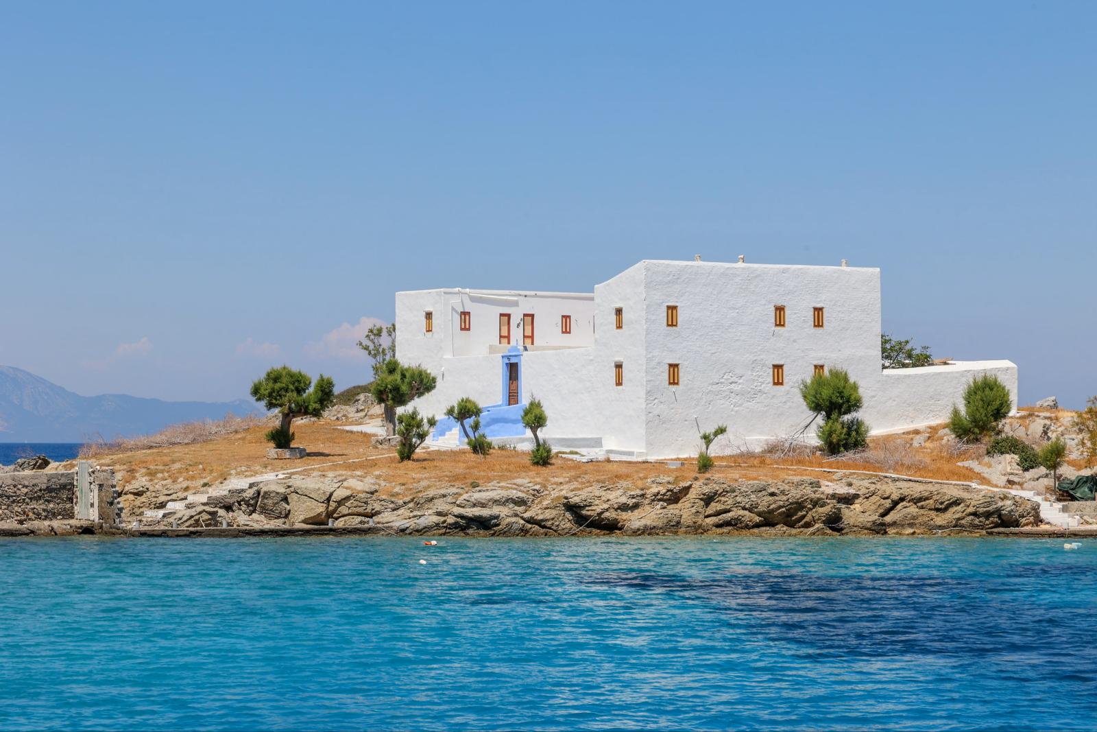 Griechische Insel mit weißer Architektur und blauem Meer