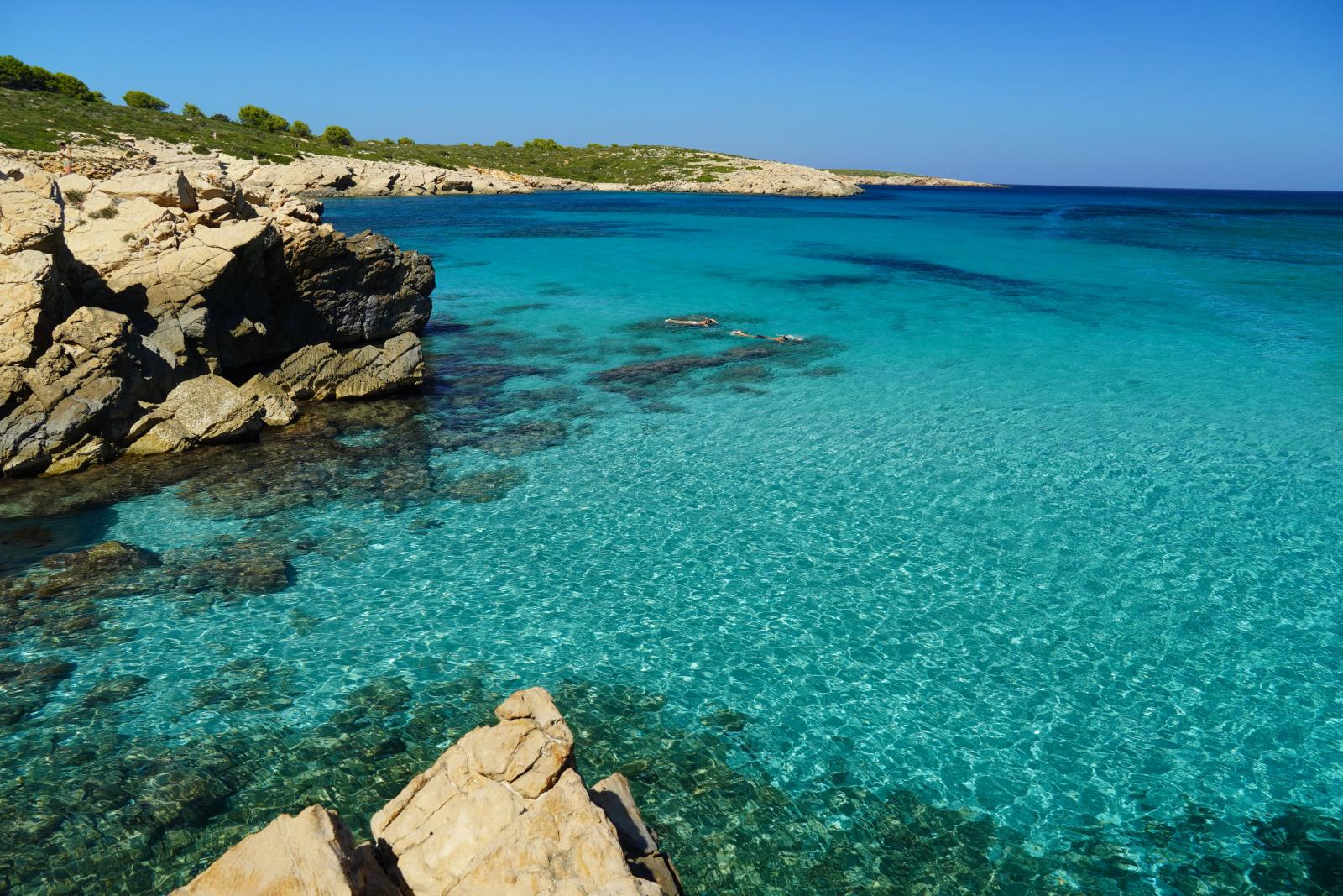Klares türkisblaues Wasser und felsige Küste
