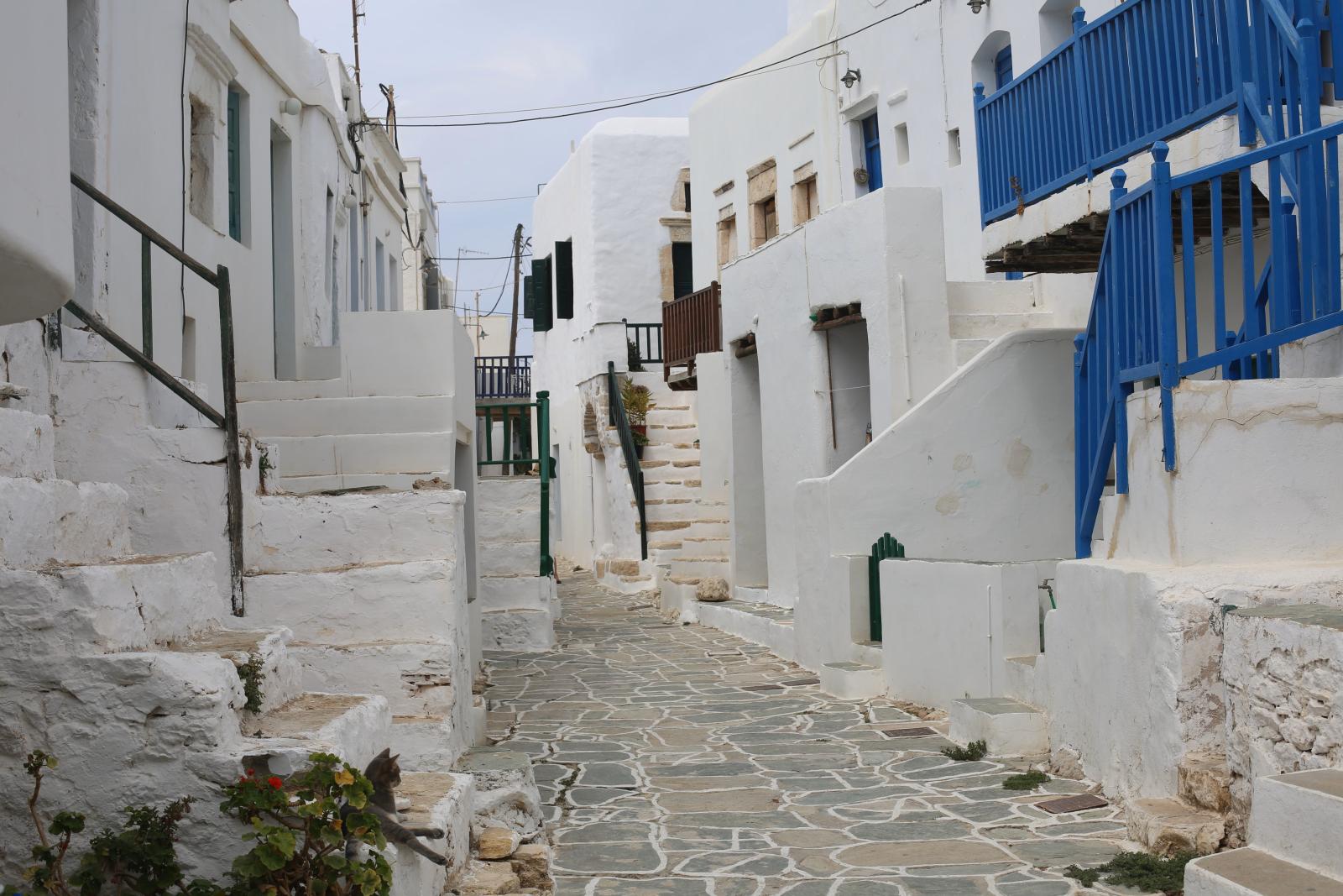 MYKONOS CHORA MIT WEISSEN HÄUSERN UND ENGEN GASSEN