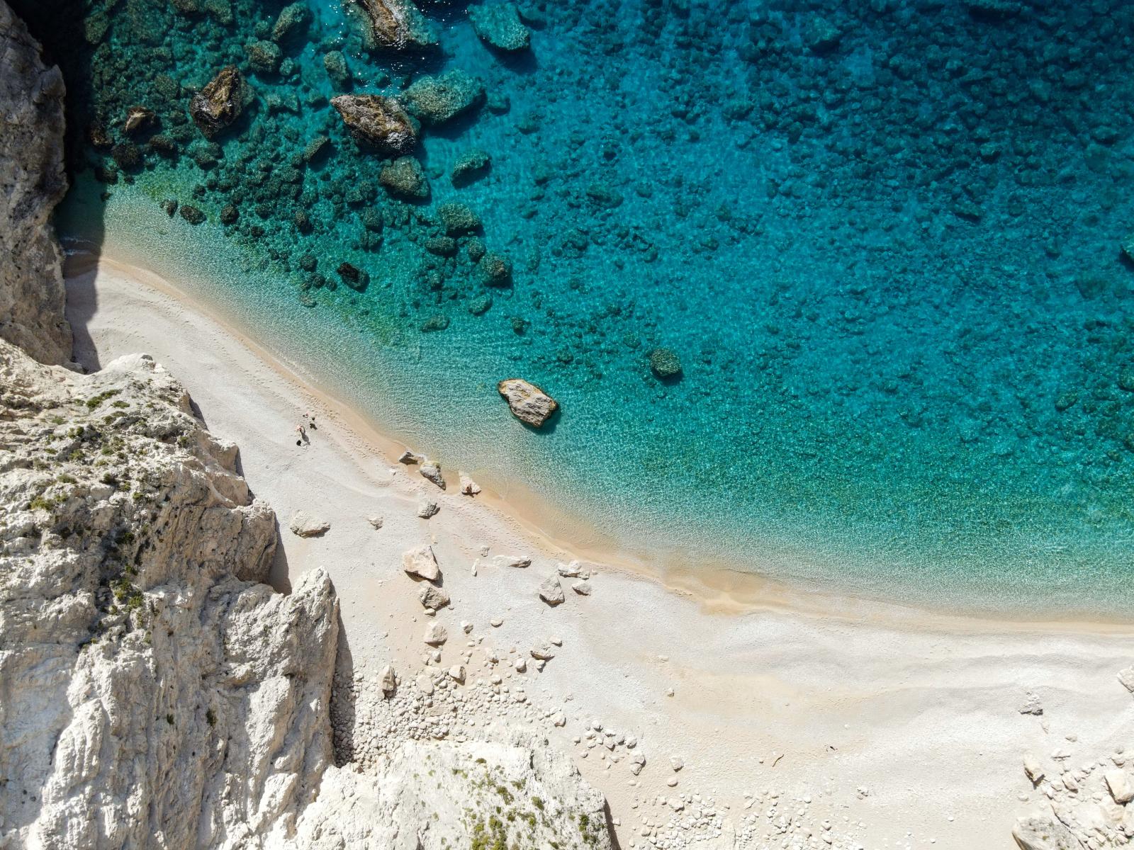 GRIECHISCHER SANDSTRAND MIT TÜRKISBLAUEM WASSER]