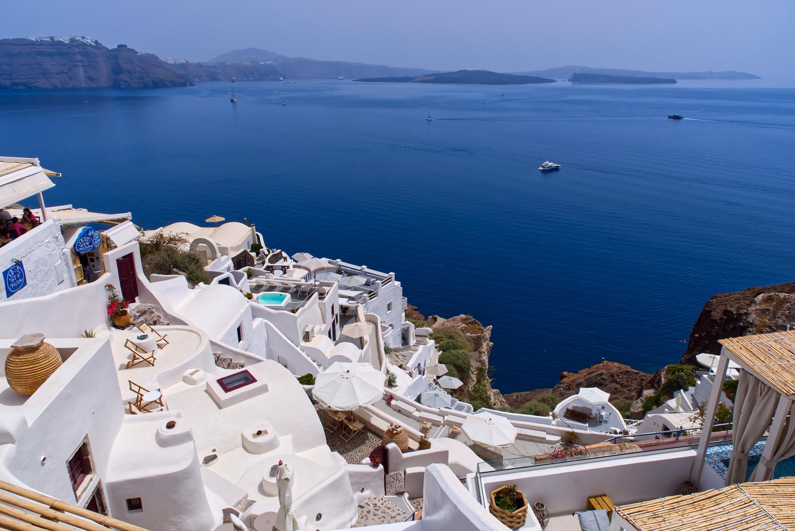 HOTEL AUF SANTORINI MIT MEERBLICK UND TYPISCHER ARCHITEKTUR