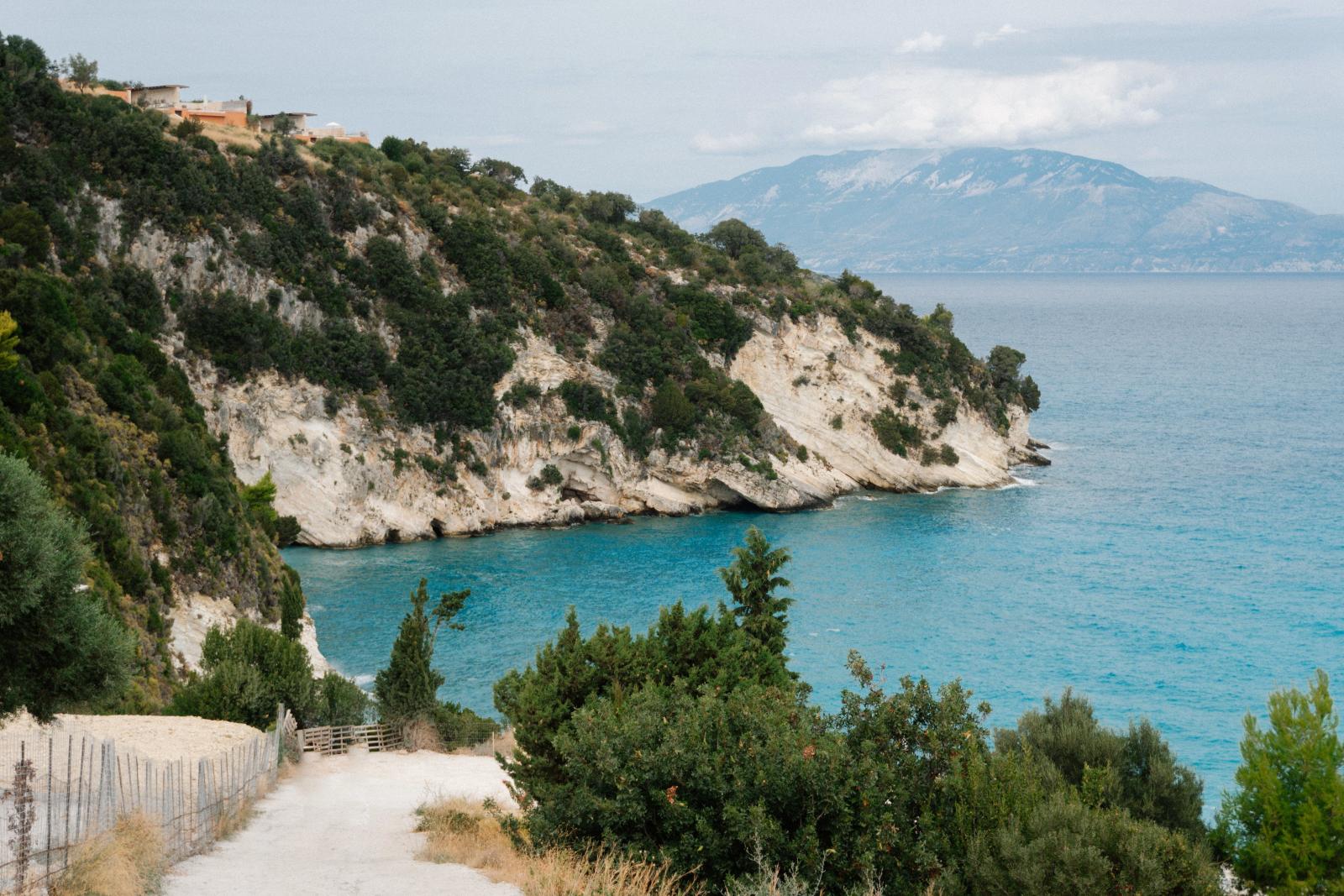 Griechische Küste und mediterrane Landschaft