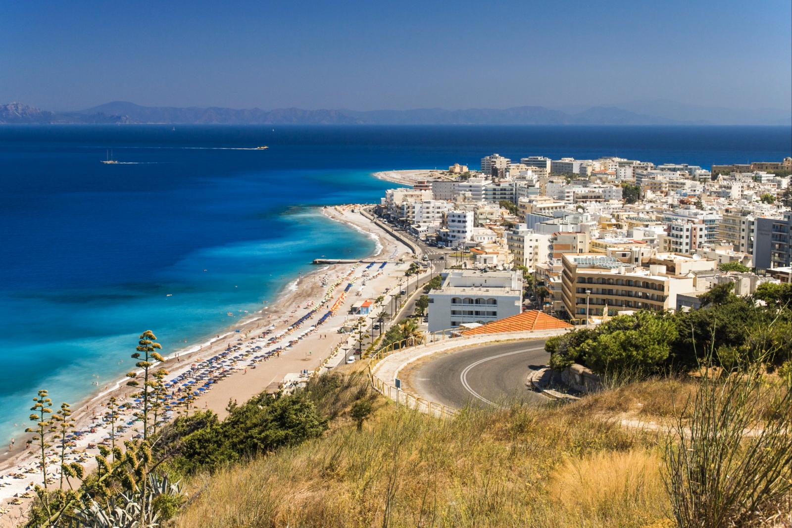 Sandstrand mit mediterraner Hotelanlage auf Rhodos