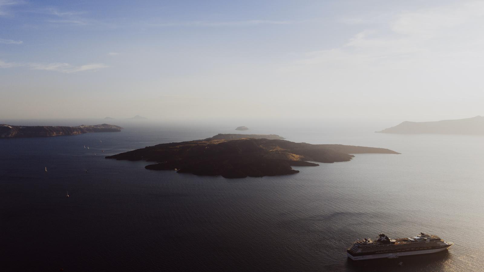 Caldera von Santorini mit Vulkaninseln