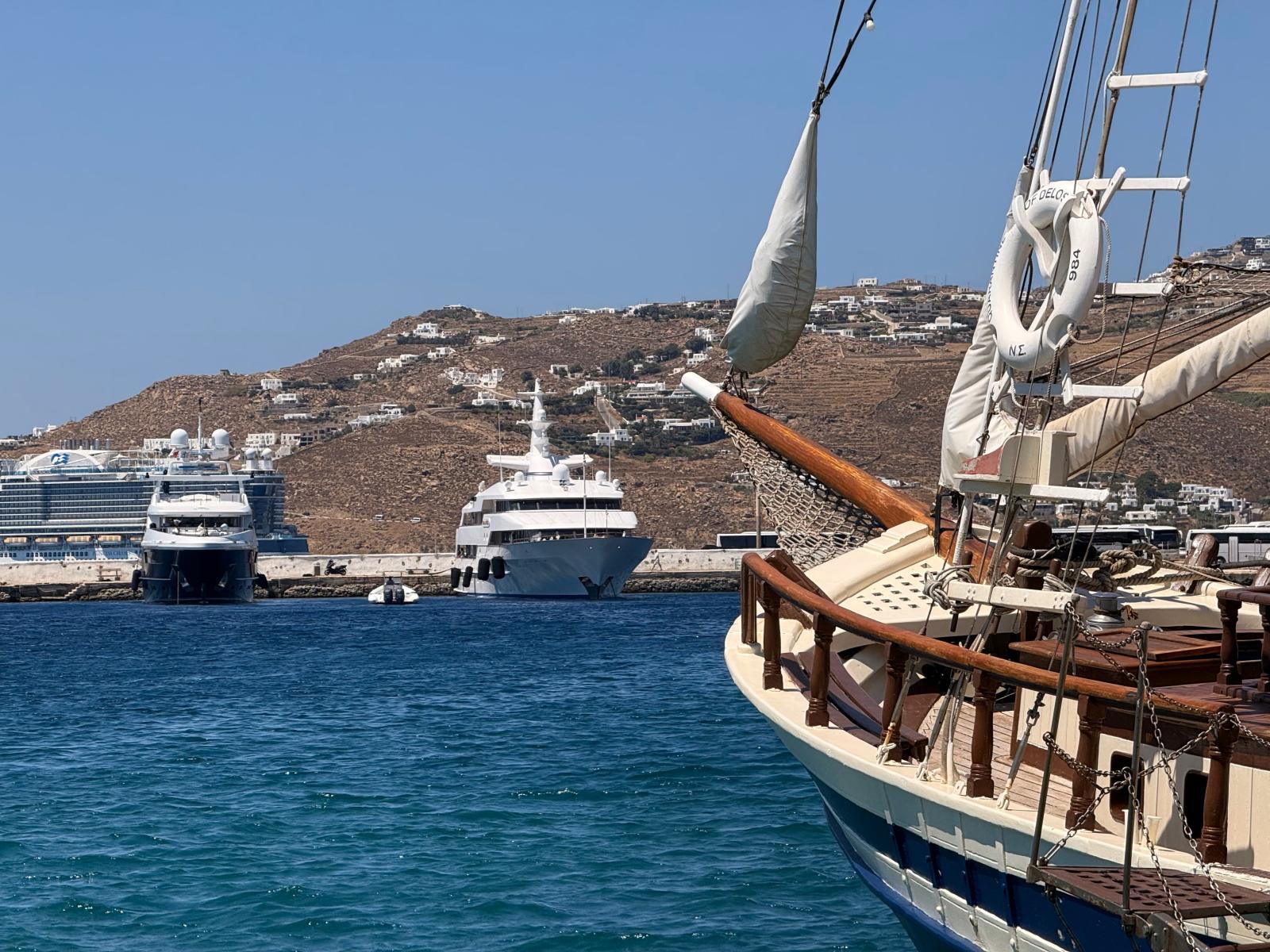 MYKONOS KÜSTE UND BOOTE