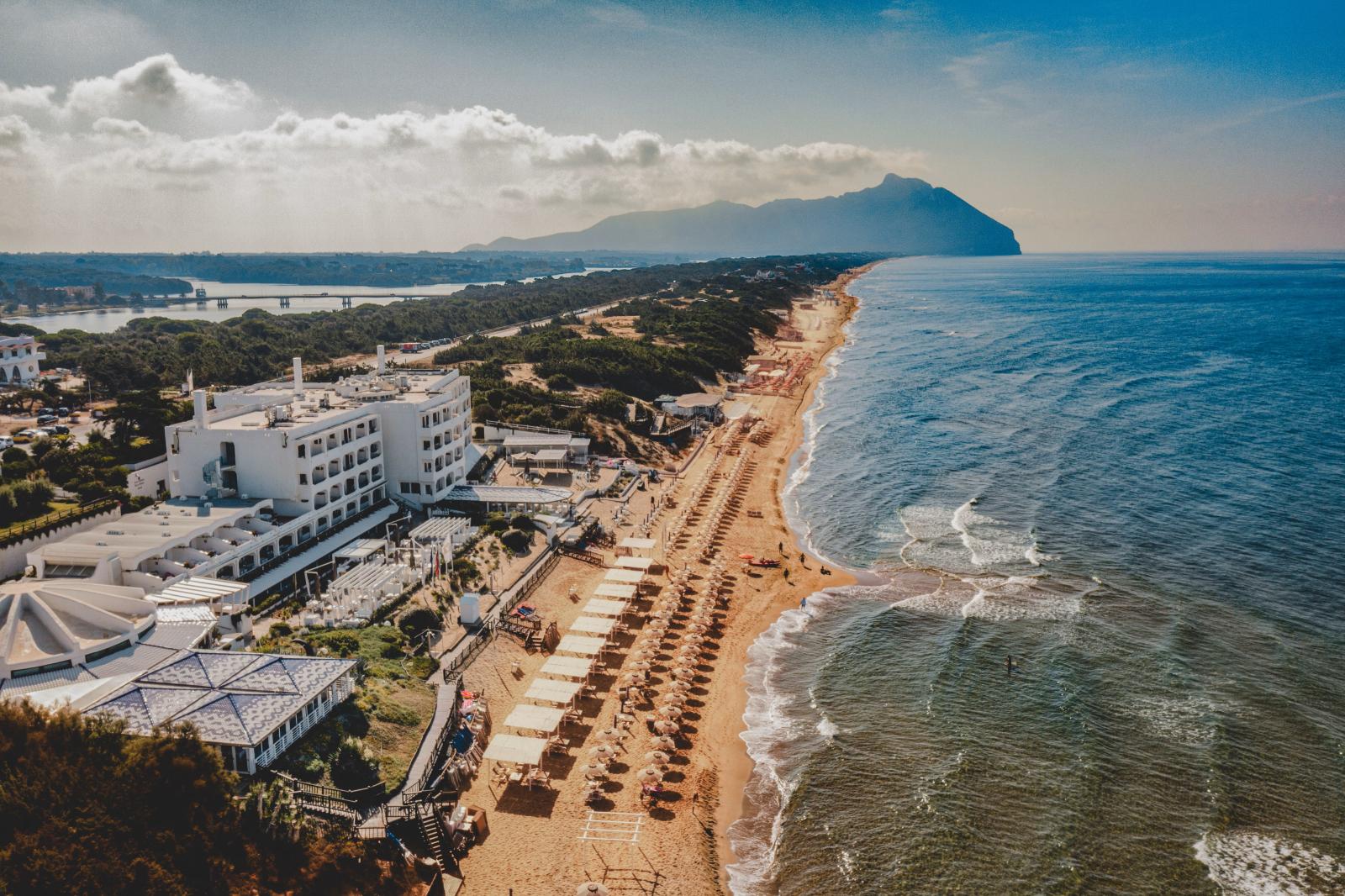 Langer Sandstrand an der italienischen Adriaküste