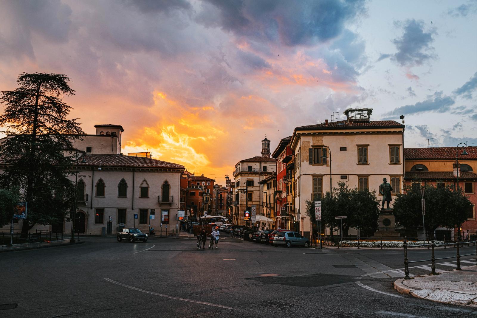  Lebendige italienische Piazza am Abend