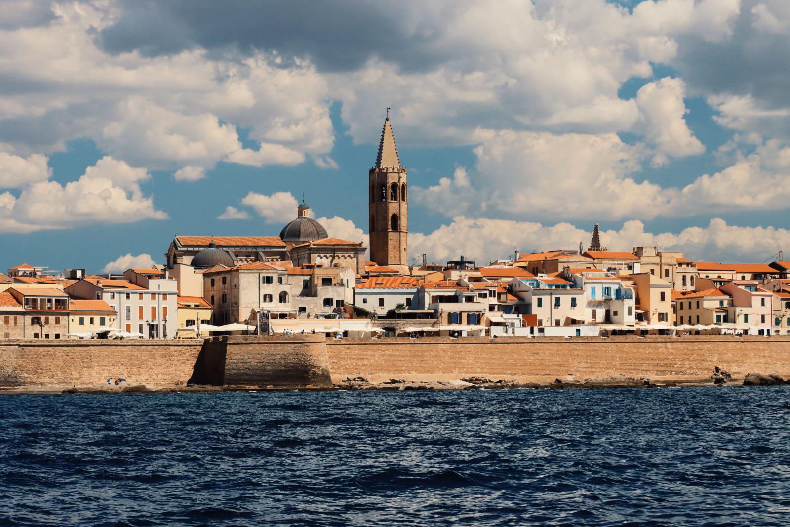Historisches Alghero mit Meer und Stadtmauer