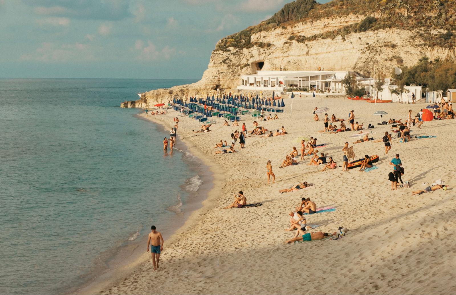 Küste von Tropea oder kalabrischer Sandstrand