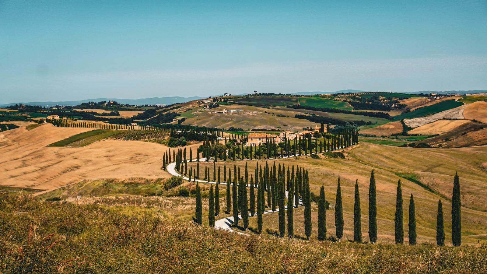 Italienische Landschaft bei einer Rundreise durch Italien