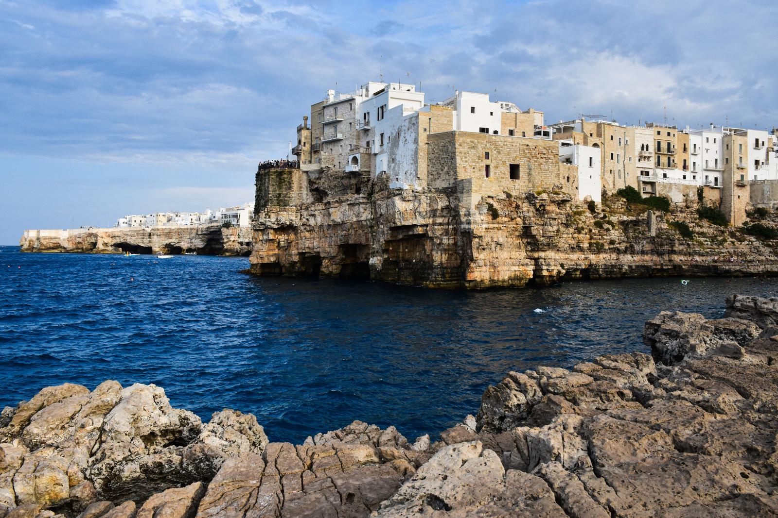 Küste von Apulien mit mediterraner Landschaft