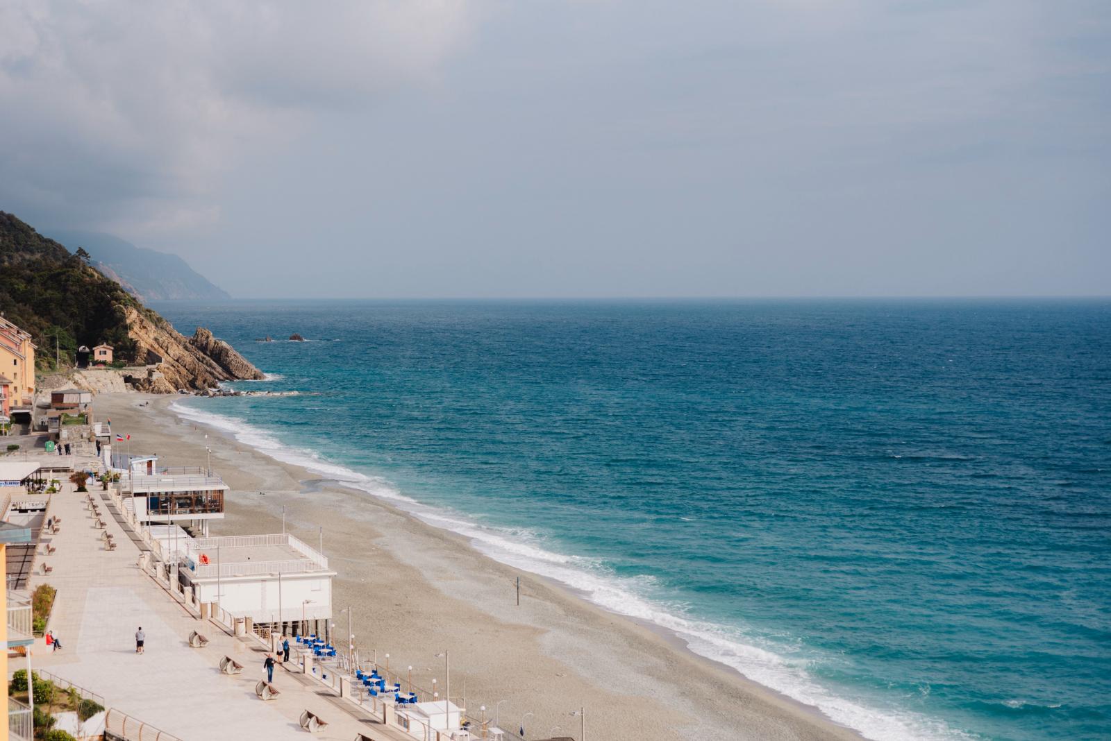 Italienischer Strand mit türkisfarbenem Mittelmeer