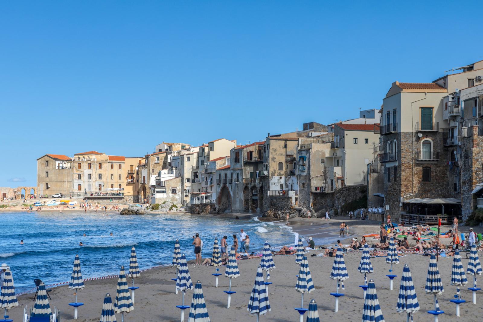 Cefalù mit historischem Ortskern und Sandstrand
