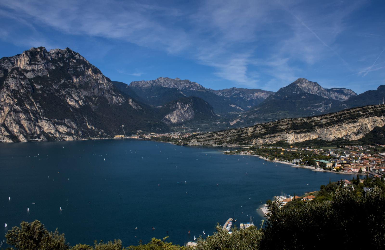 Riva del Garda mit See und Bergen