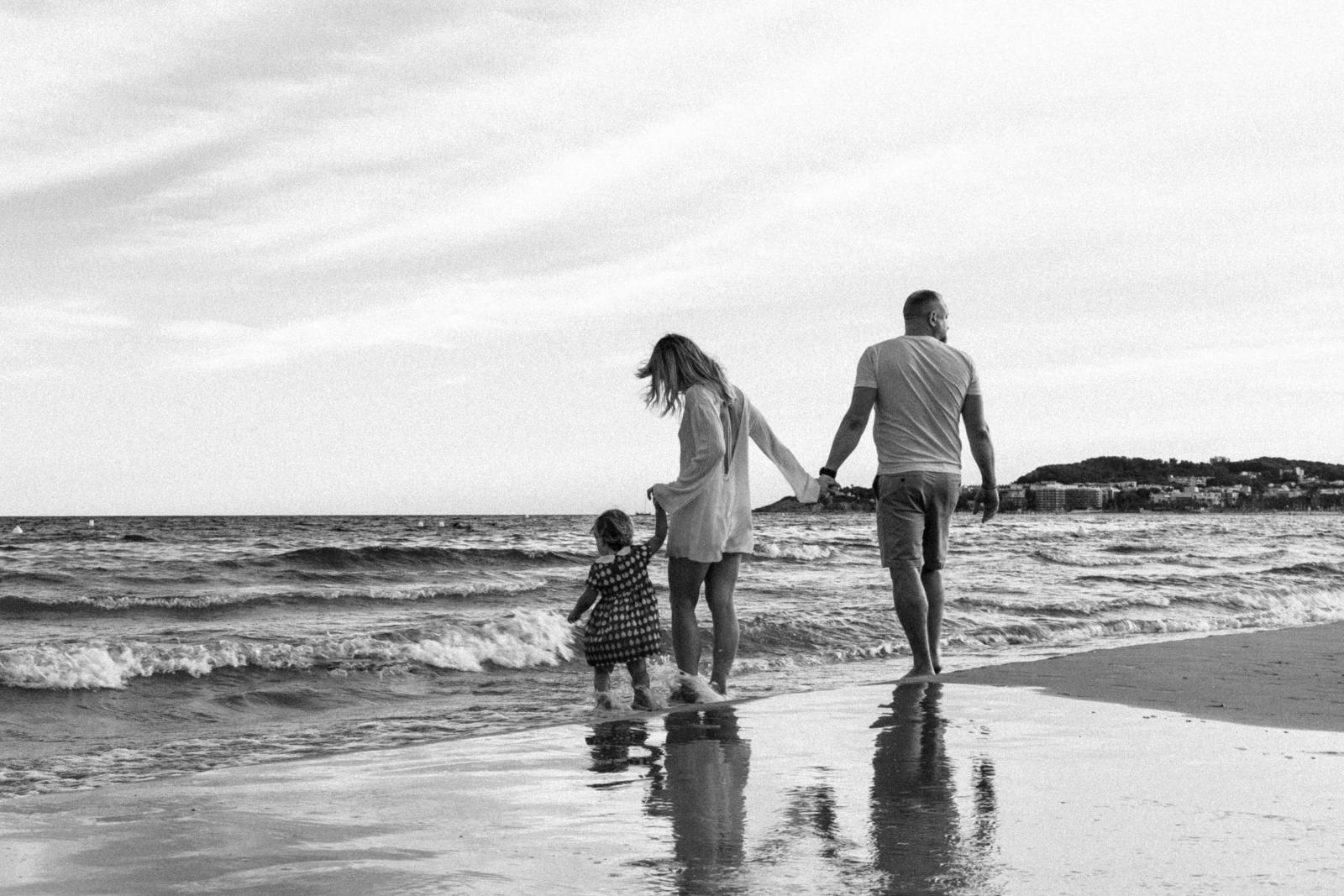 Familie am Strand in Italien beim Familienurlaub am Mittelmeer