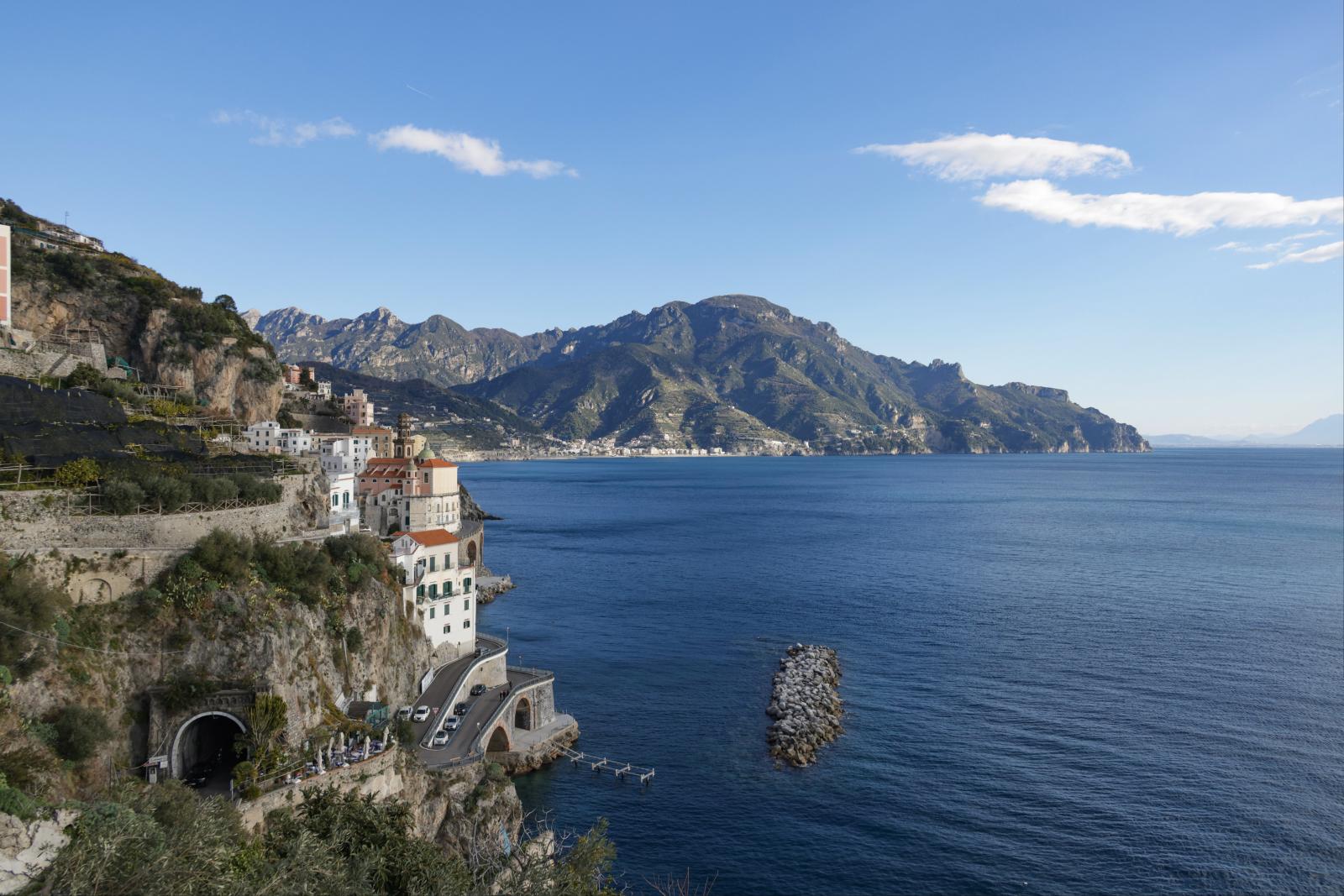 Italien Reisen – mediterrane Küste und Landschaft