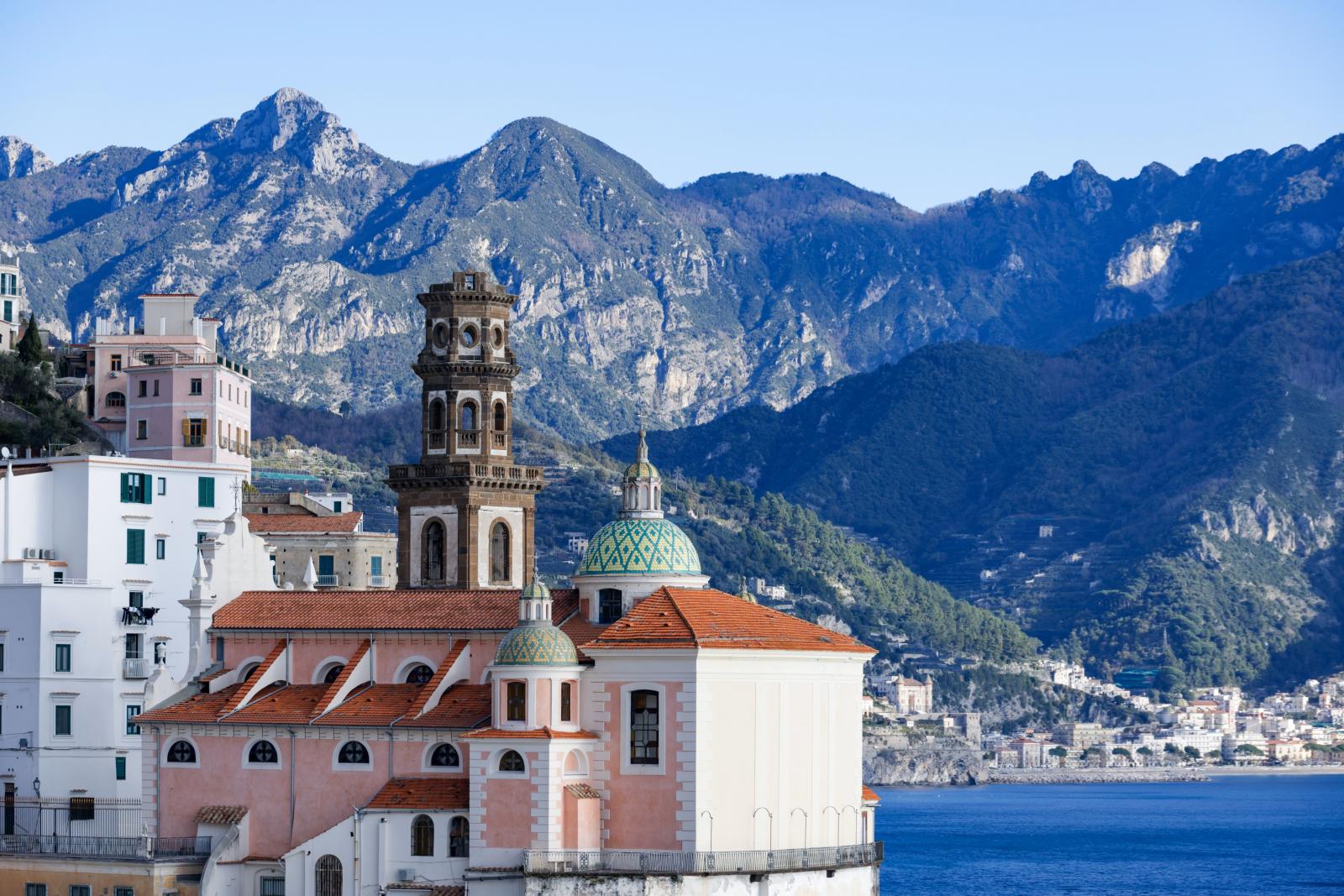 Mediterrane italienische Landschaft mit Bergen, Küste oder typischem Dorf