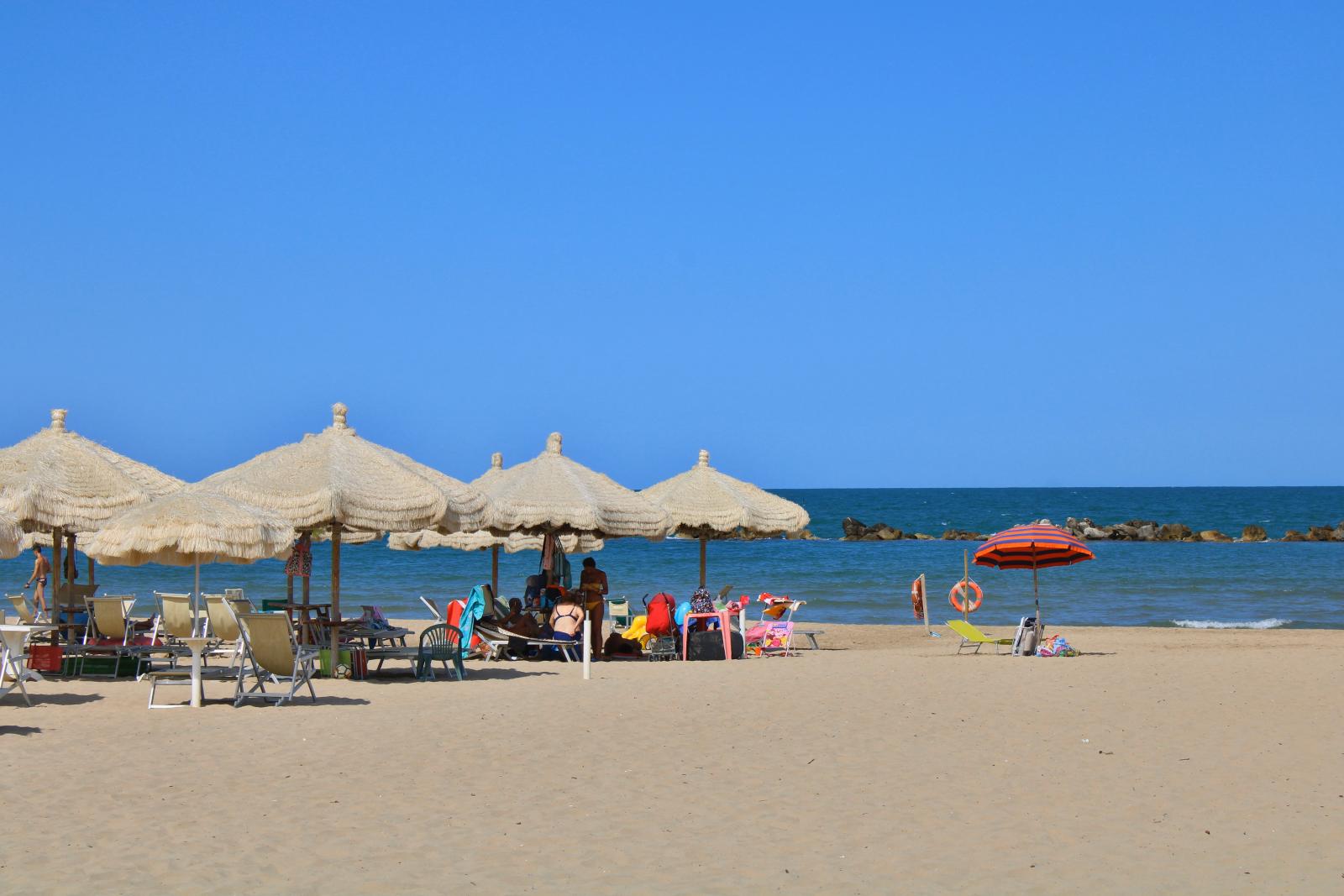 Breiter Sandstrand an der italienischen Adria