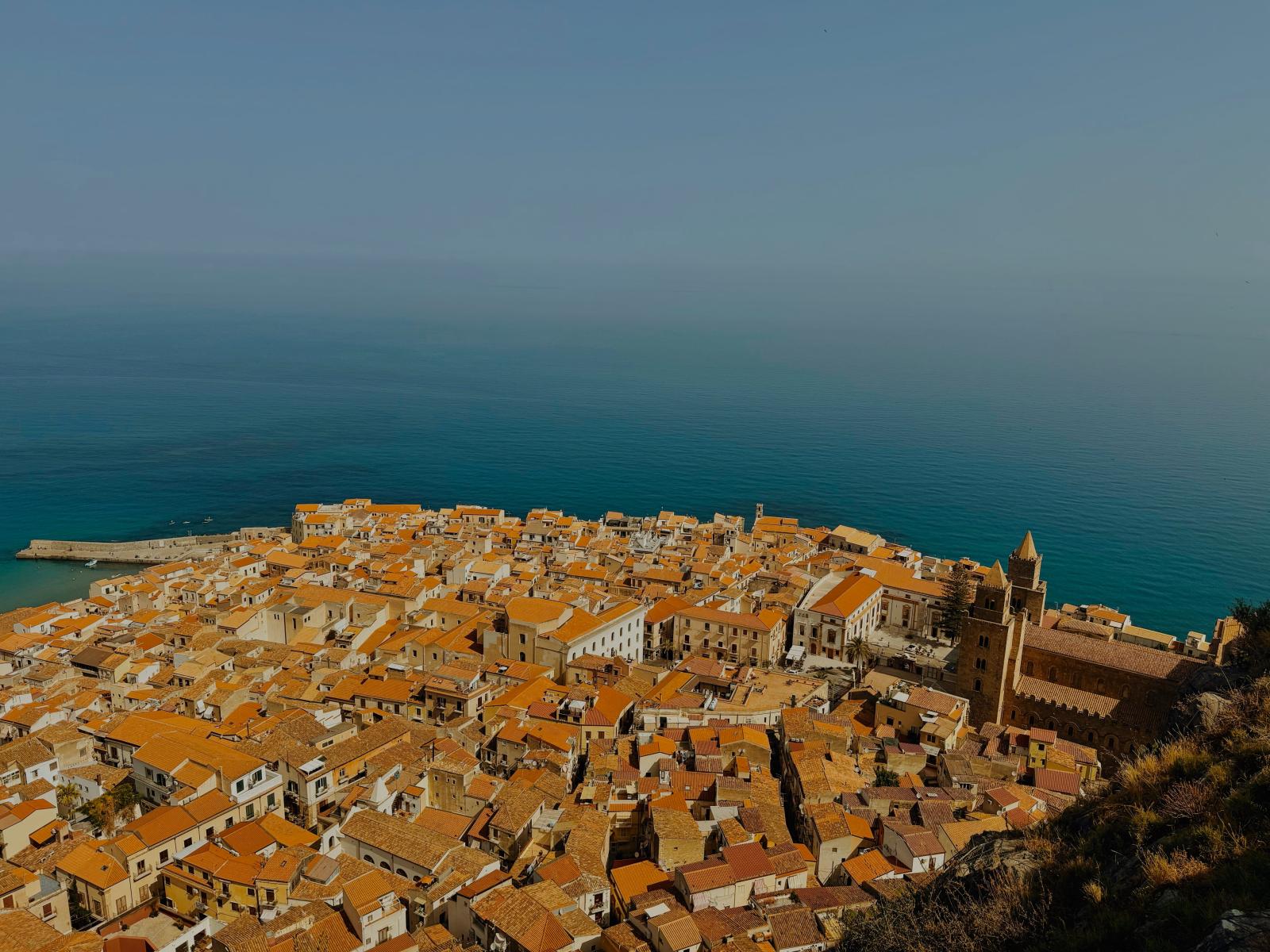 Küstenlandschaft und historische Altstadt am Mittelmeer