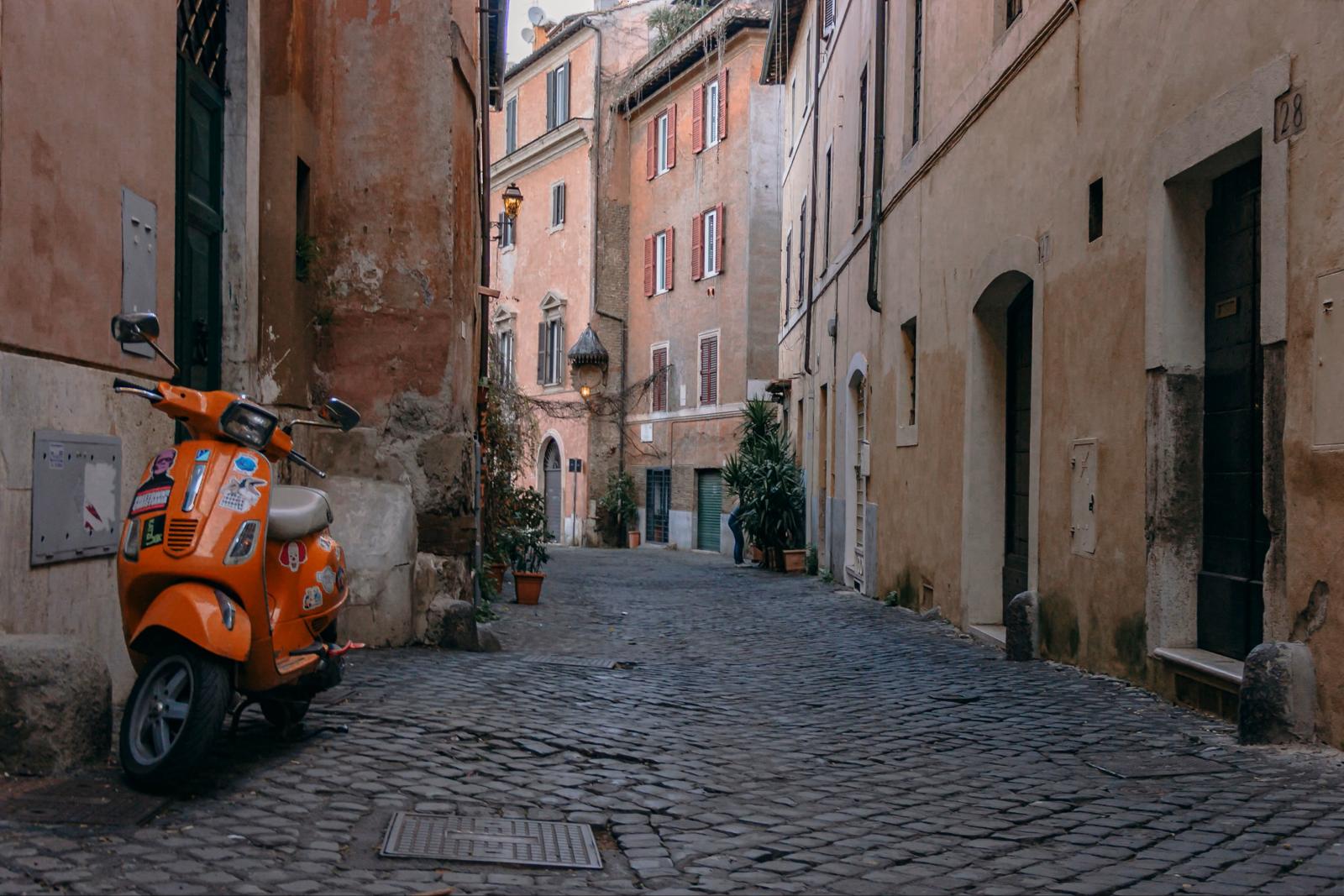 Gasse in Trastevere mit typisch römischer Architektur