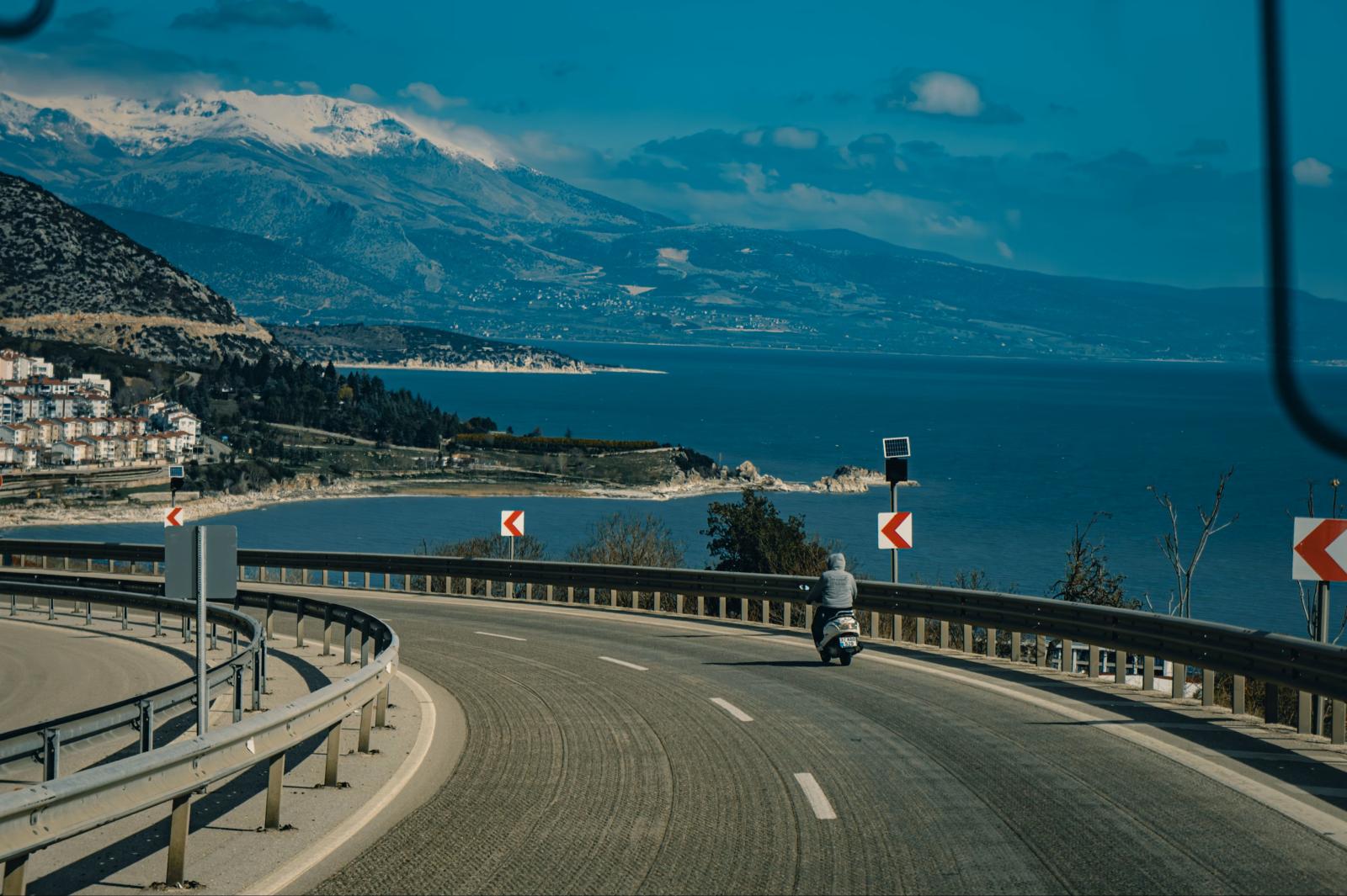 Küstenstraße mit Blick auf das Mittelmeer
