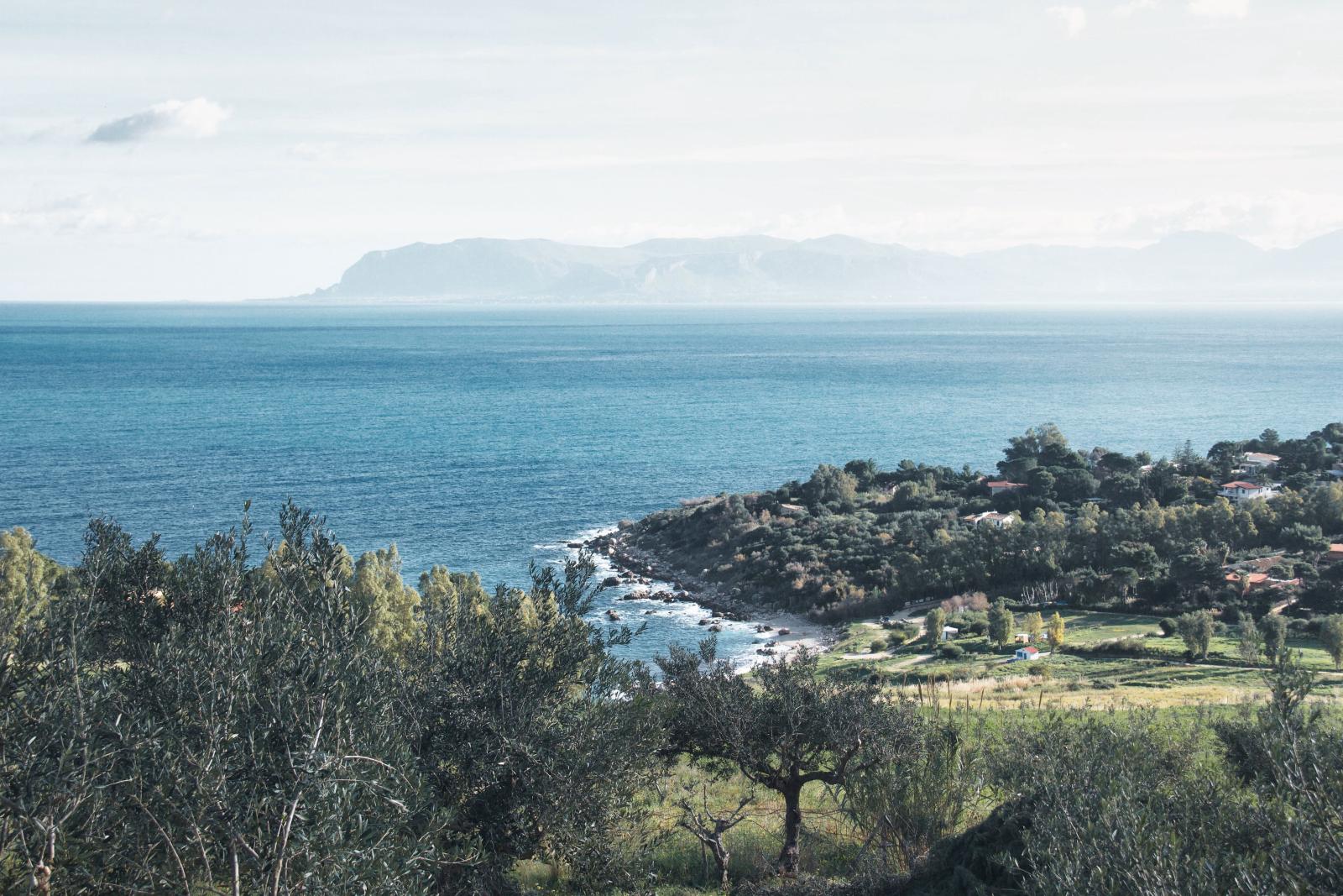 Sizilianische Küste mit Meer und mediterraner Landschaft