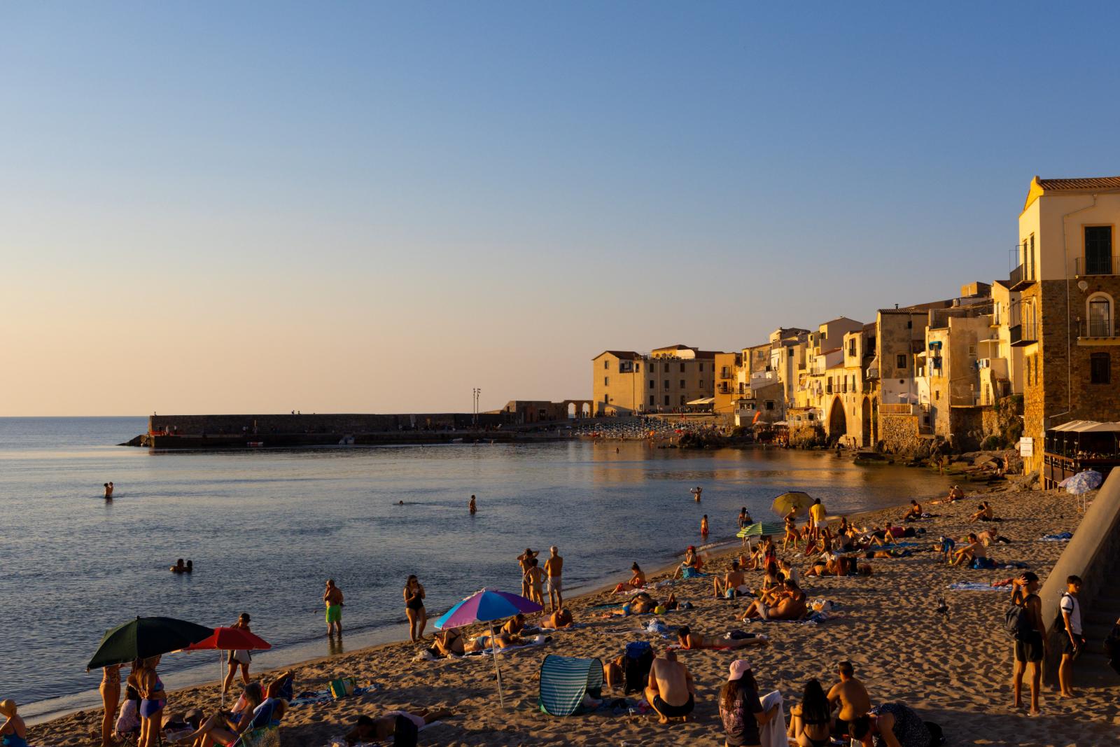 Sizilianischer Strand mit mediterraner Landschaft