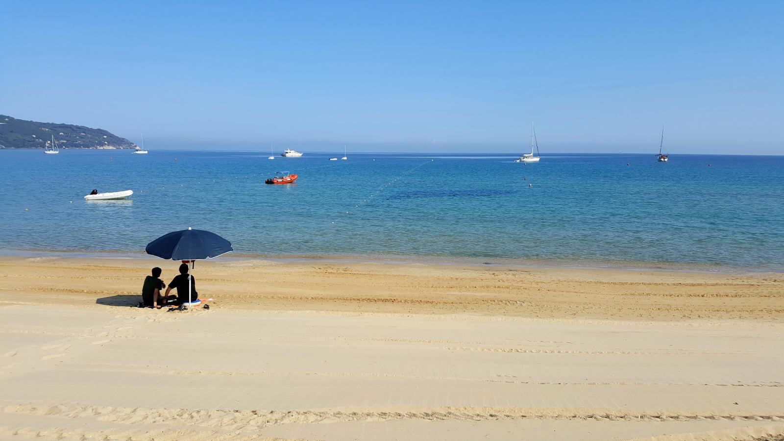 Strand und Mittelmeer an der toskanischen Küste