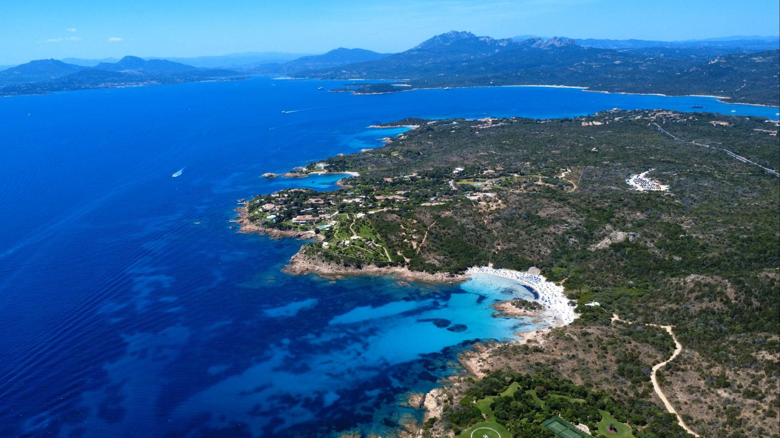 Italienische Insel mit mediterraner Küste und türkisfarbenem Meer