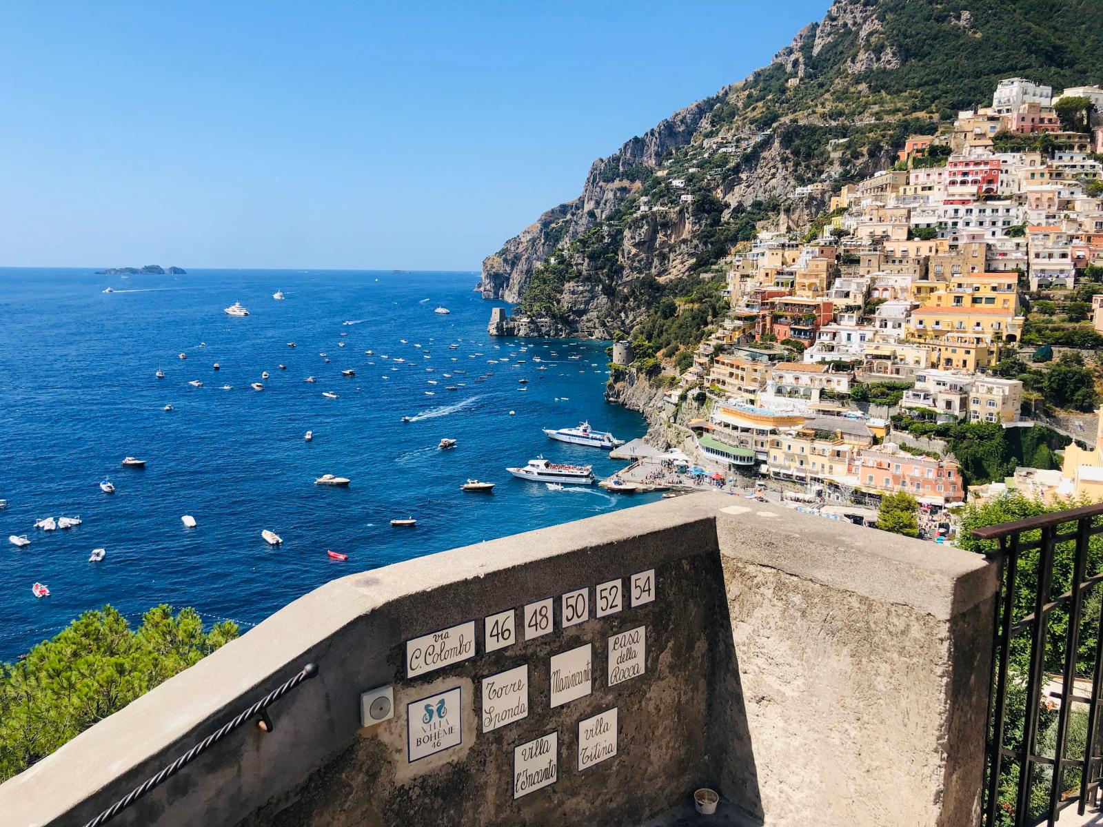 Positano an der Amalfiküste mit Blick auf das Mittelmeer