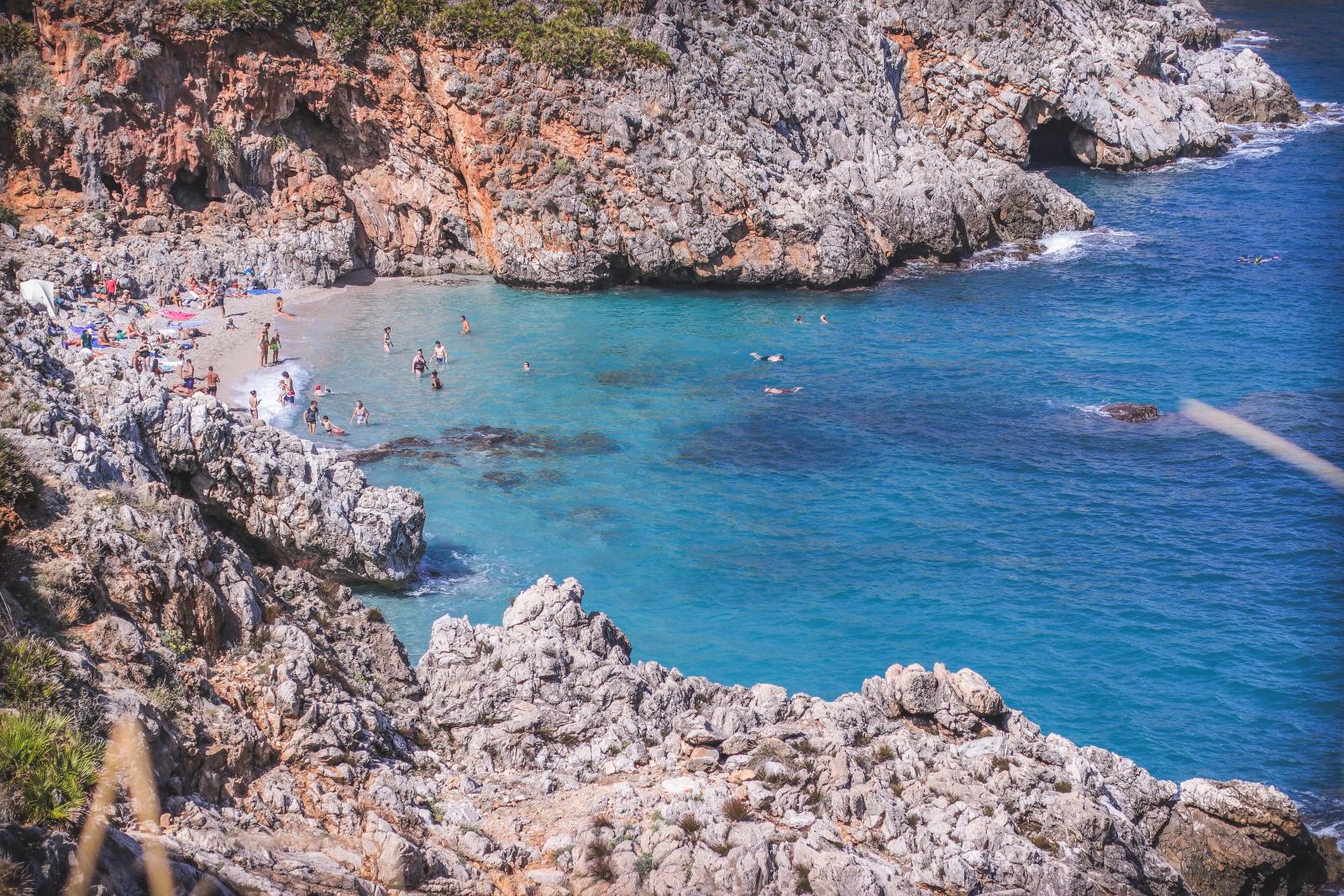 Sizilianischer Sandstrand mit kristallklarem Wasser