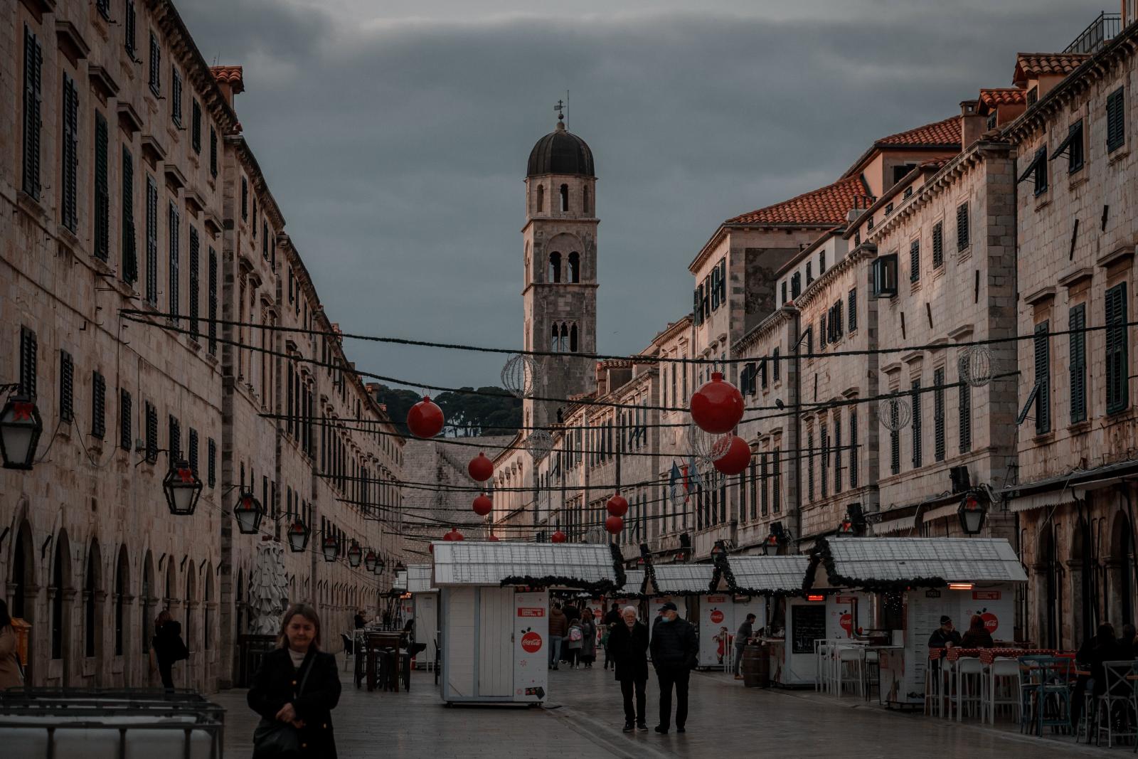 Stradun in der historischen Altstadt von Dubrovnik mit mediterraner Architektur