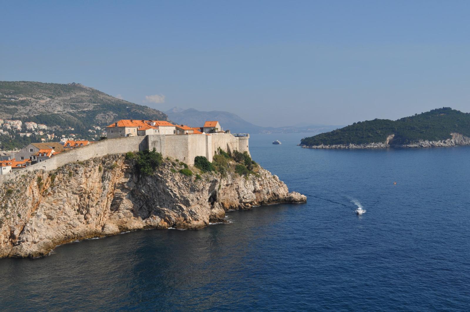 Panorama der dalmatinischen Adriaküste mit Inseln und mediterraner Landschaft]