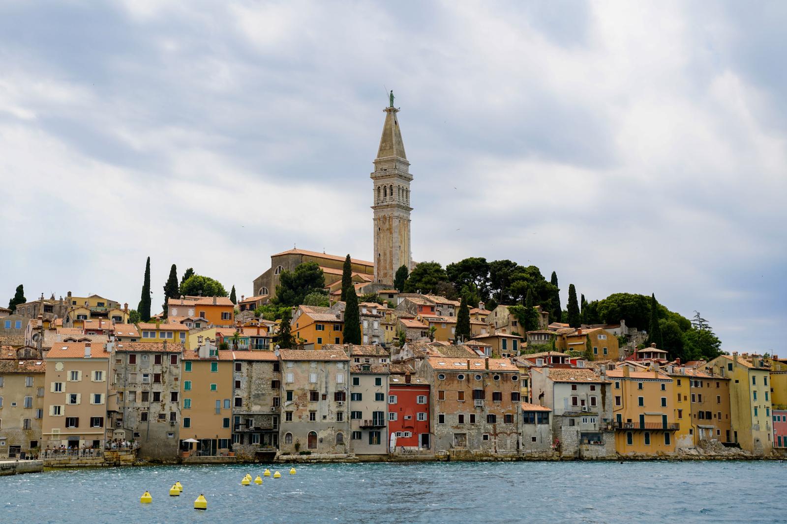 Historische Altstadt von Rovinj mit bunten Häusern, Hafen und Adriatischem Meer