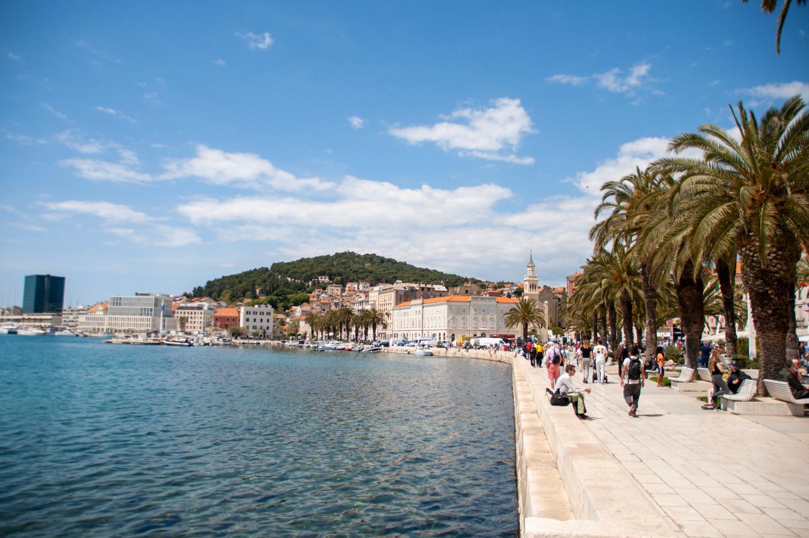 Historische Altstadt von Trogir mit Steinhäusern, Hafen und mediterraner Uferpromenade