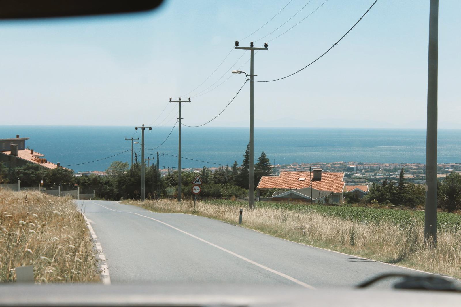 Küstenstraße auf Brač mit Blick auf das Meer
