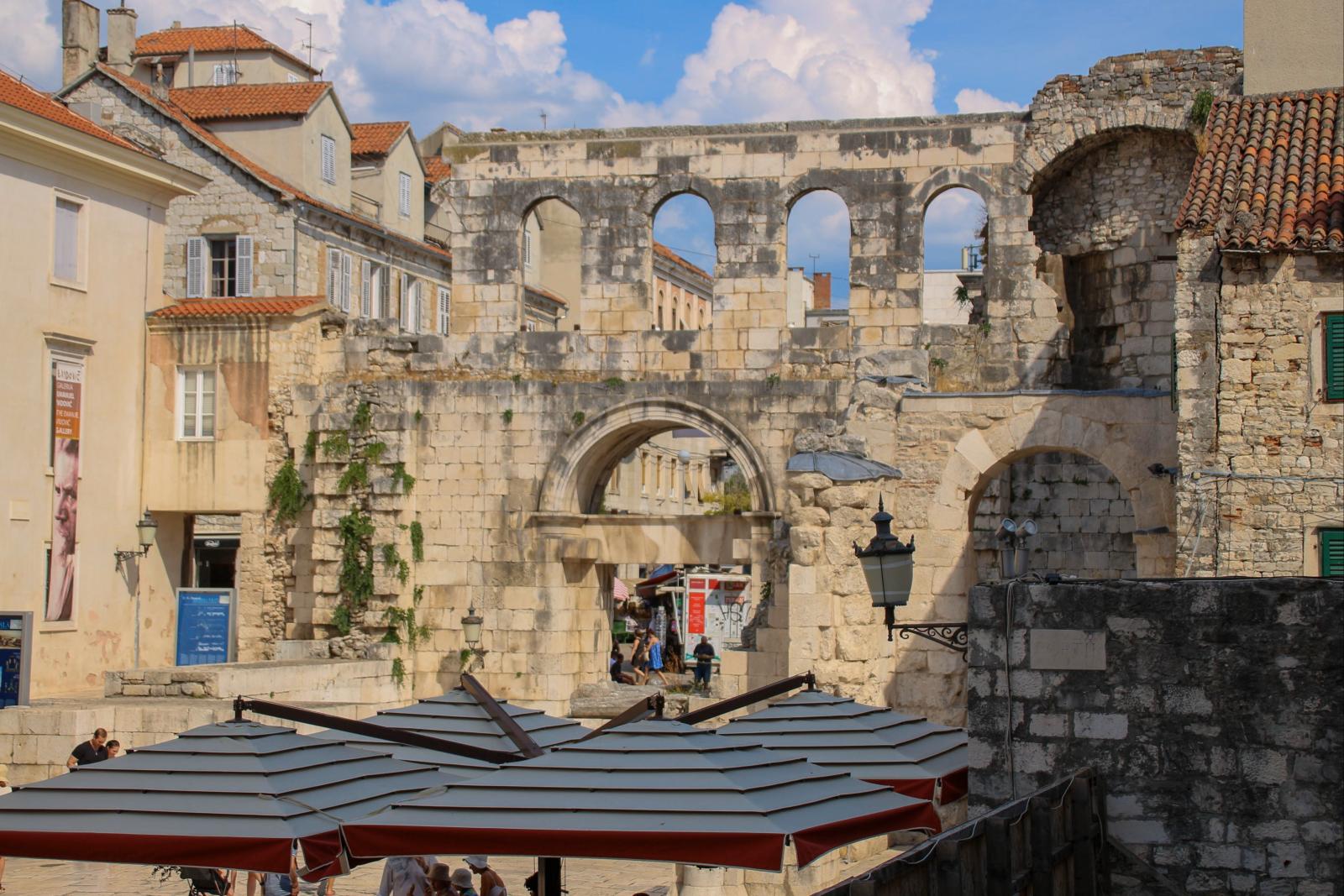 Diokletianpalast und Peristyl in der Altstadt von Split