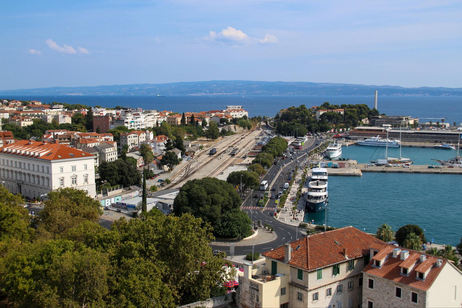 Küstenstraße bei Split mit mediterraner Landschaft und Meer