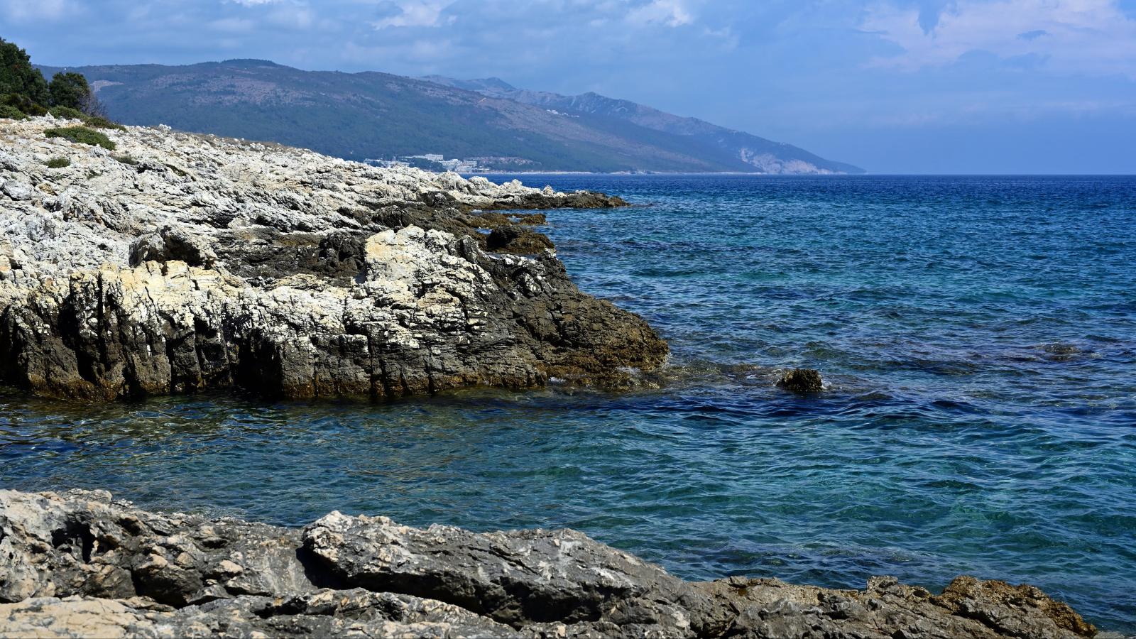 Küstenlandschaft von Istrien bei mediterranem Wetter