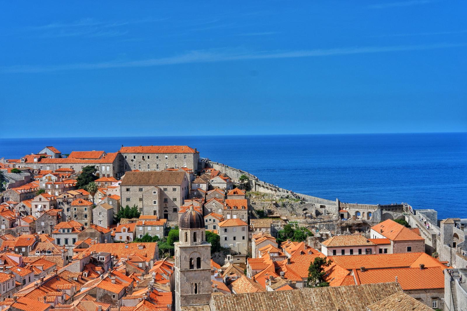 Historische kroatische Altstadt mit Meerblick